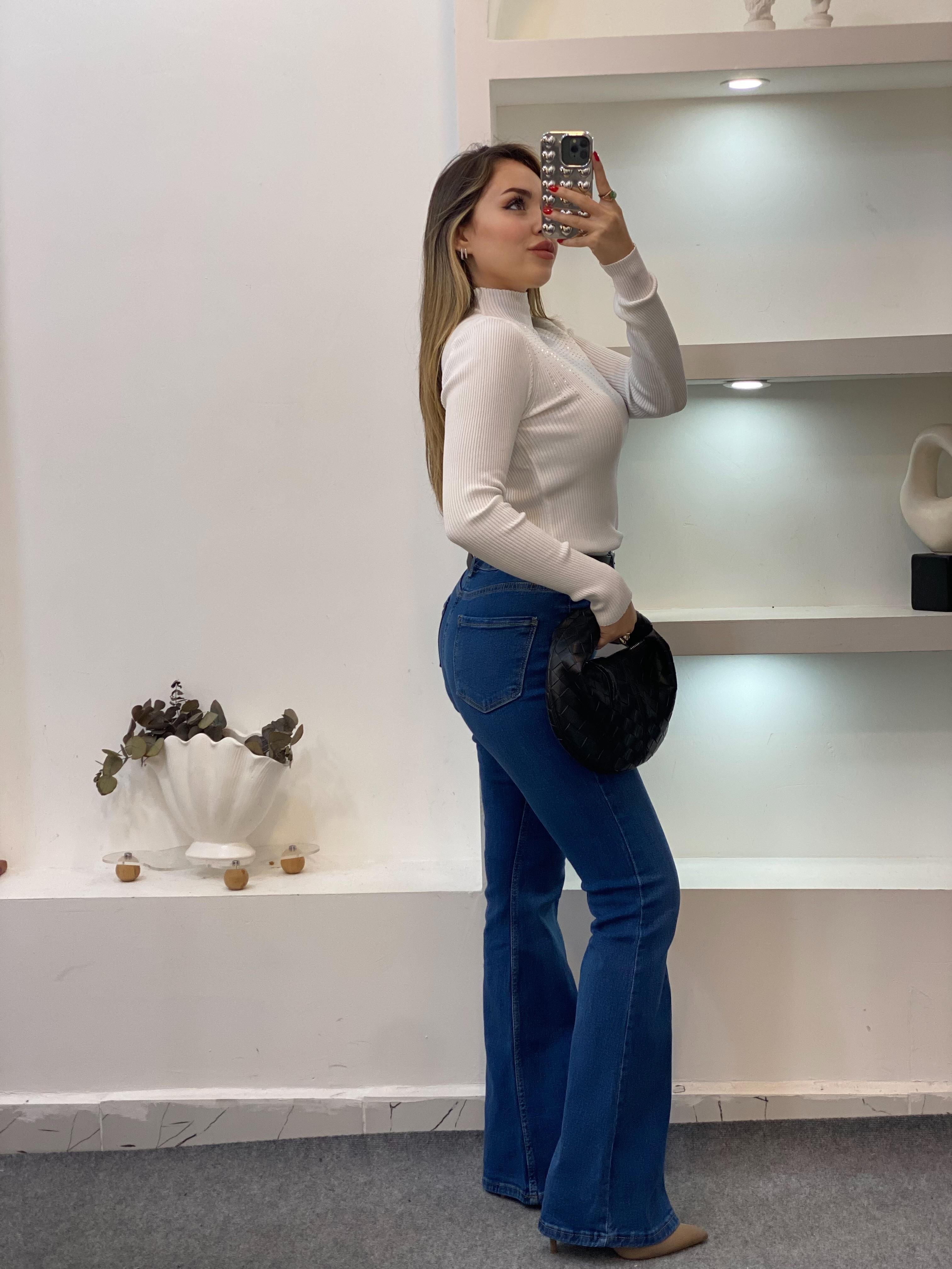 Beyaz Parıltılı Taşlı Boğazlı Triko Bluz