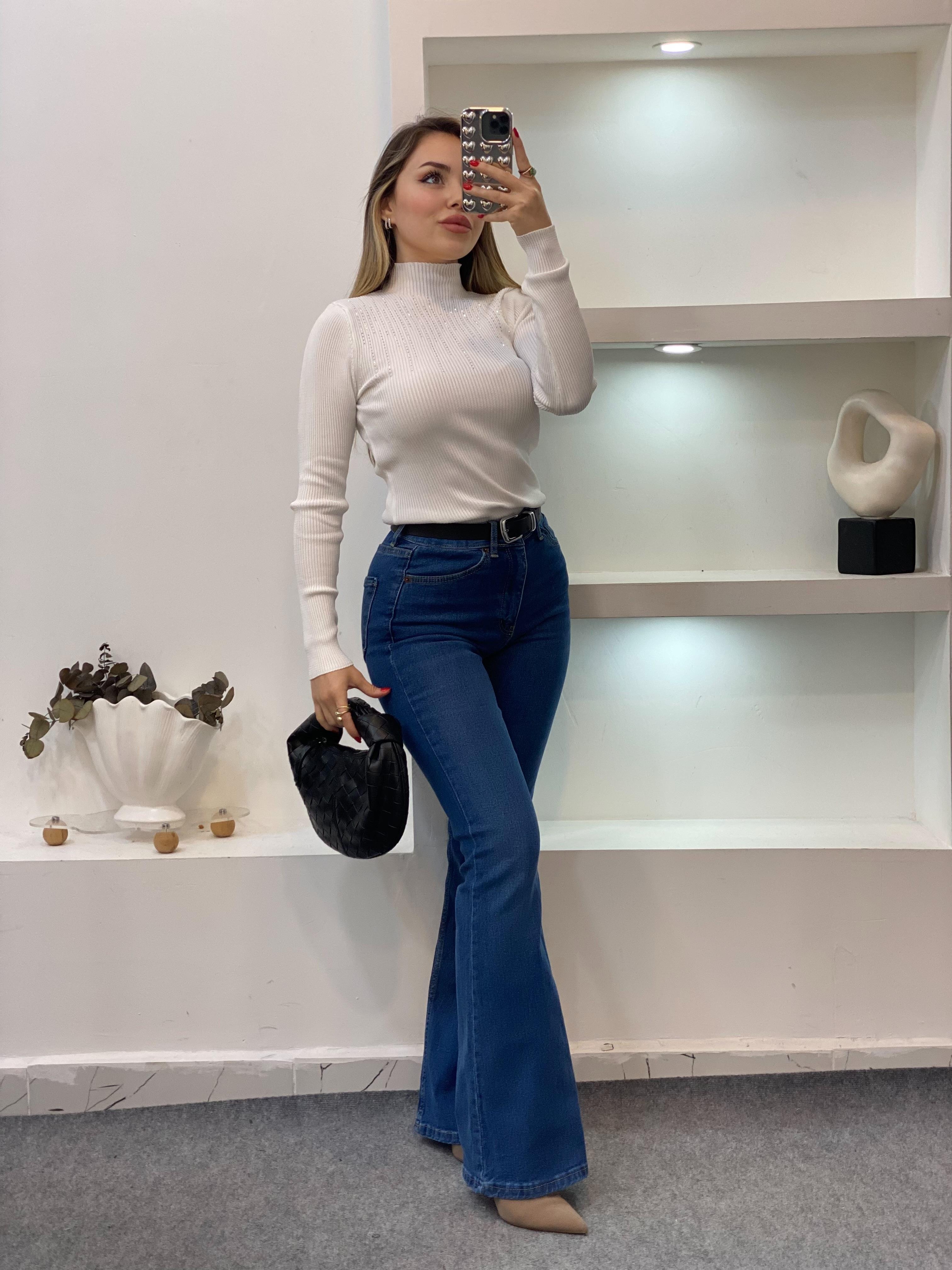 Beyaz Parıltılı Taşlı Boğazlı Triko Bluz
