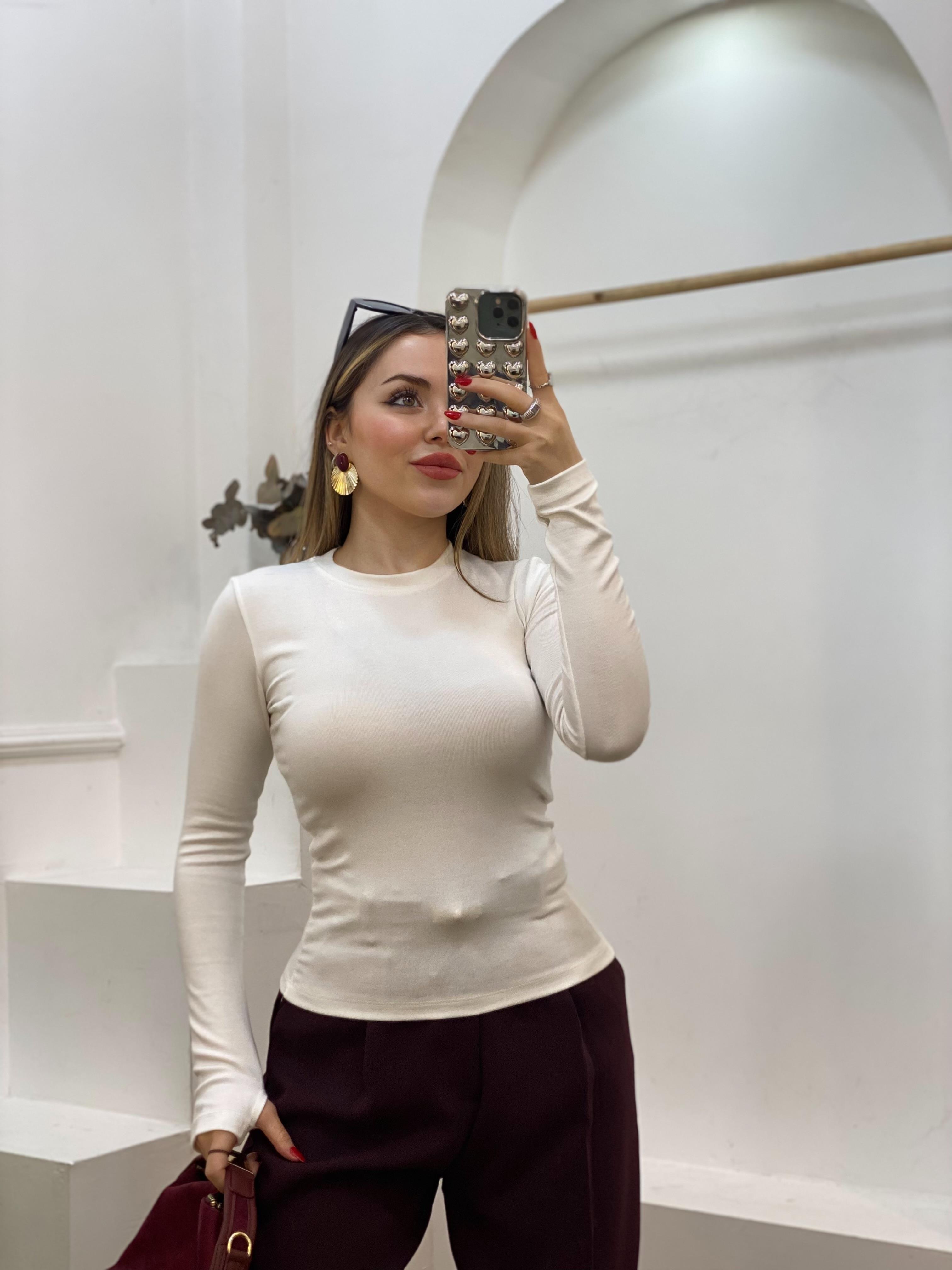 Beyaz Parmak Geçirmeli Model Modal Kumaş Basic Bluz
