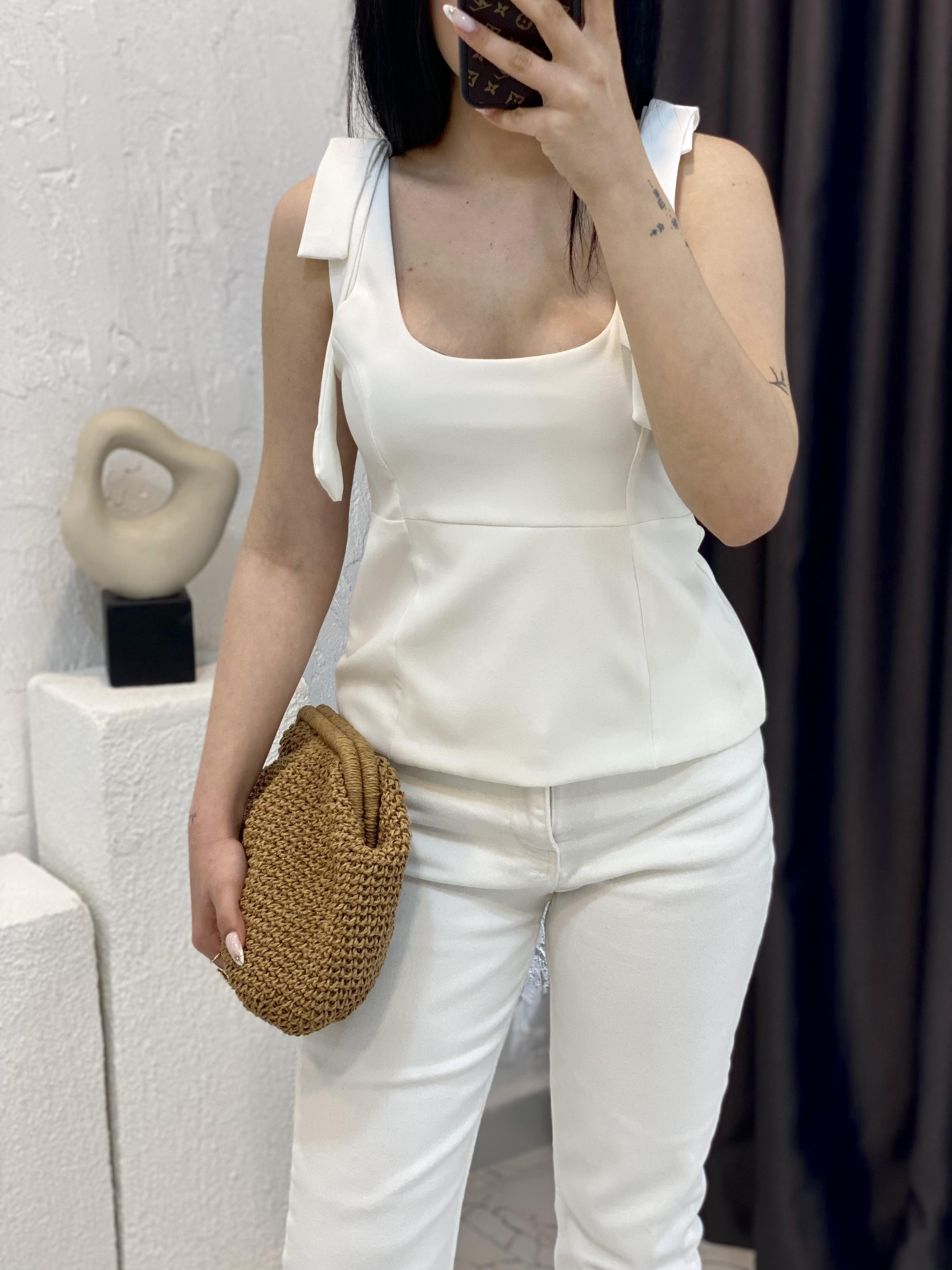 Beyaz Premium Kalite Omuz Fiyonk Detaylı Bluz
