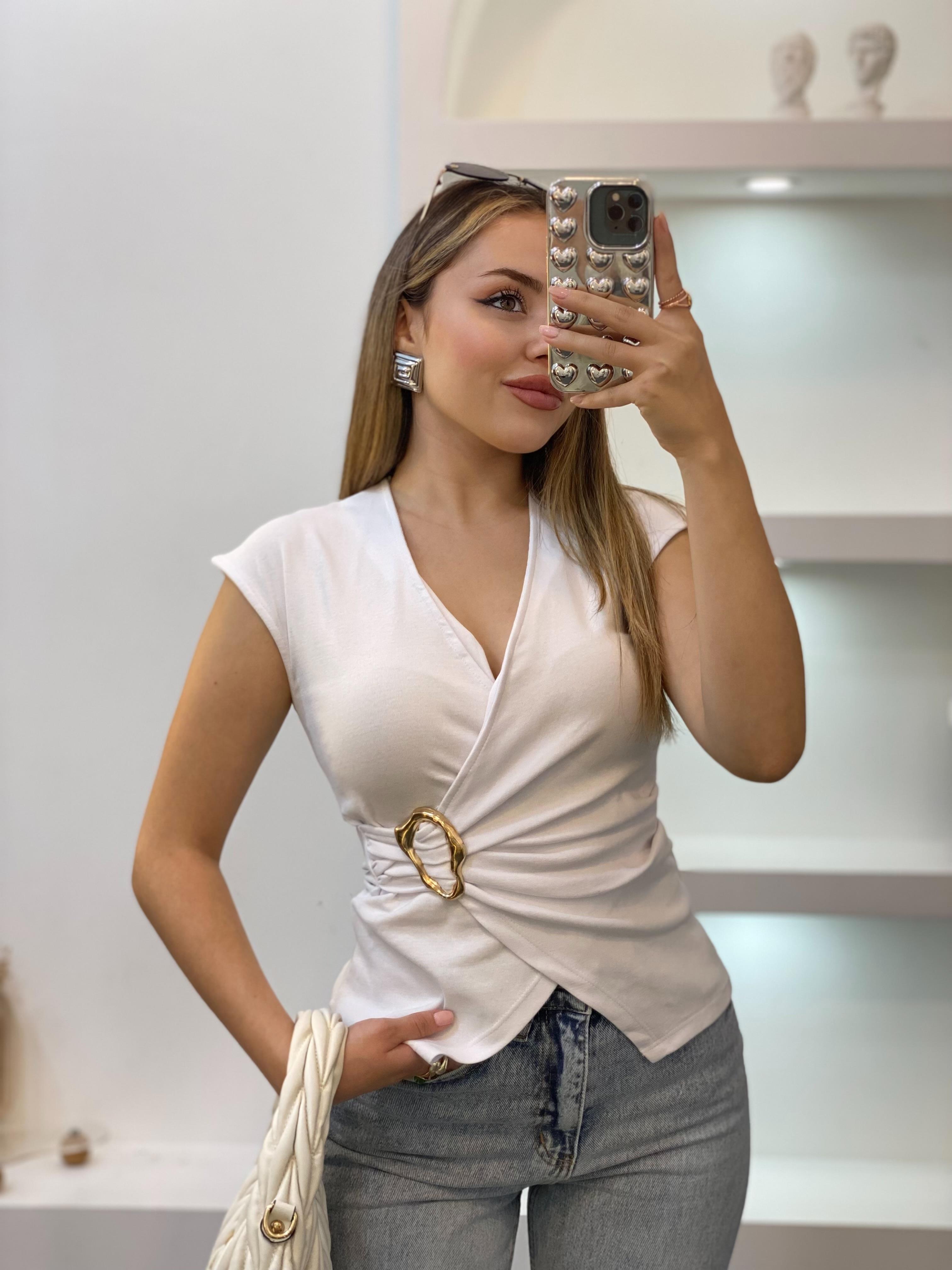 Beyaz Q Marka Gold Broşlu Bluz