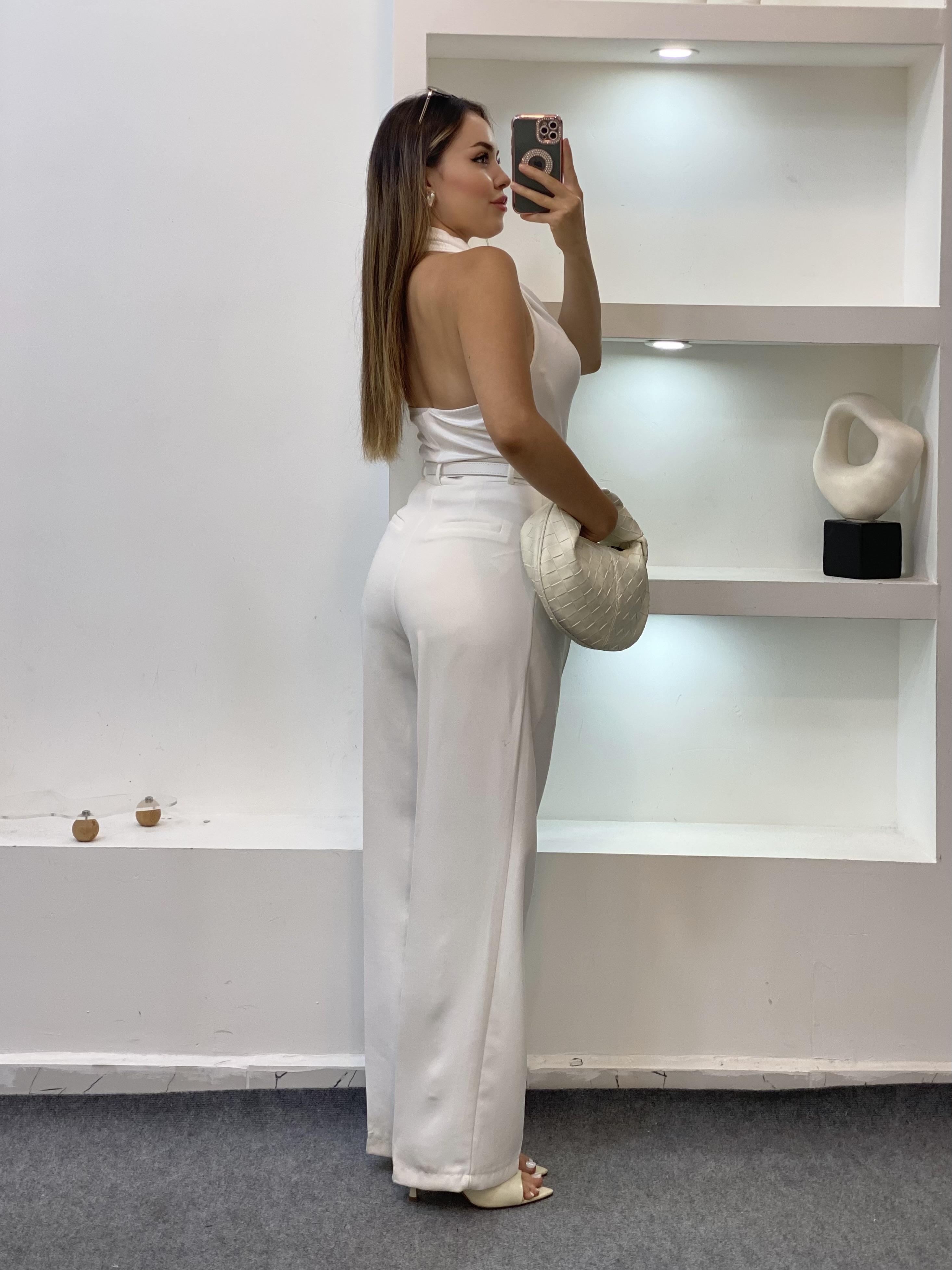 Beyaz Sırt Dekolteli Omuz Tokalı Degaje Yaka Bluz