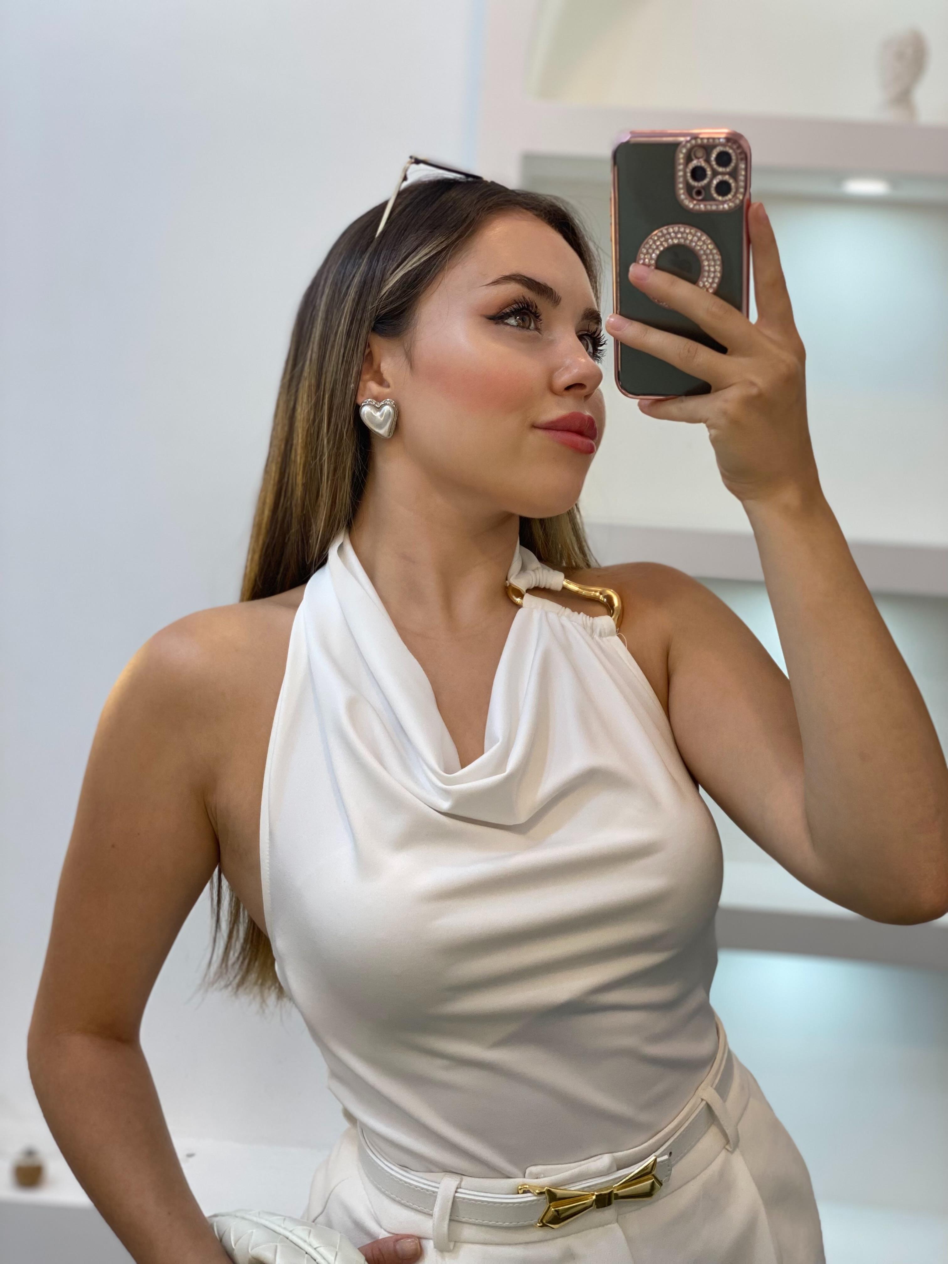 Beyaz Sırt Dekolteli Omuz Tokalı Degaje Yaka Bluz
