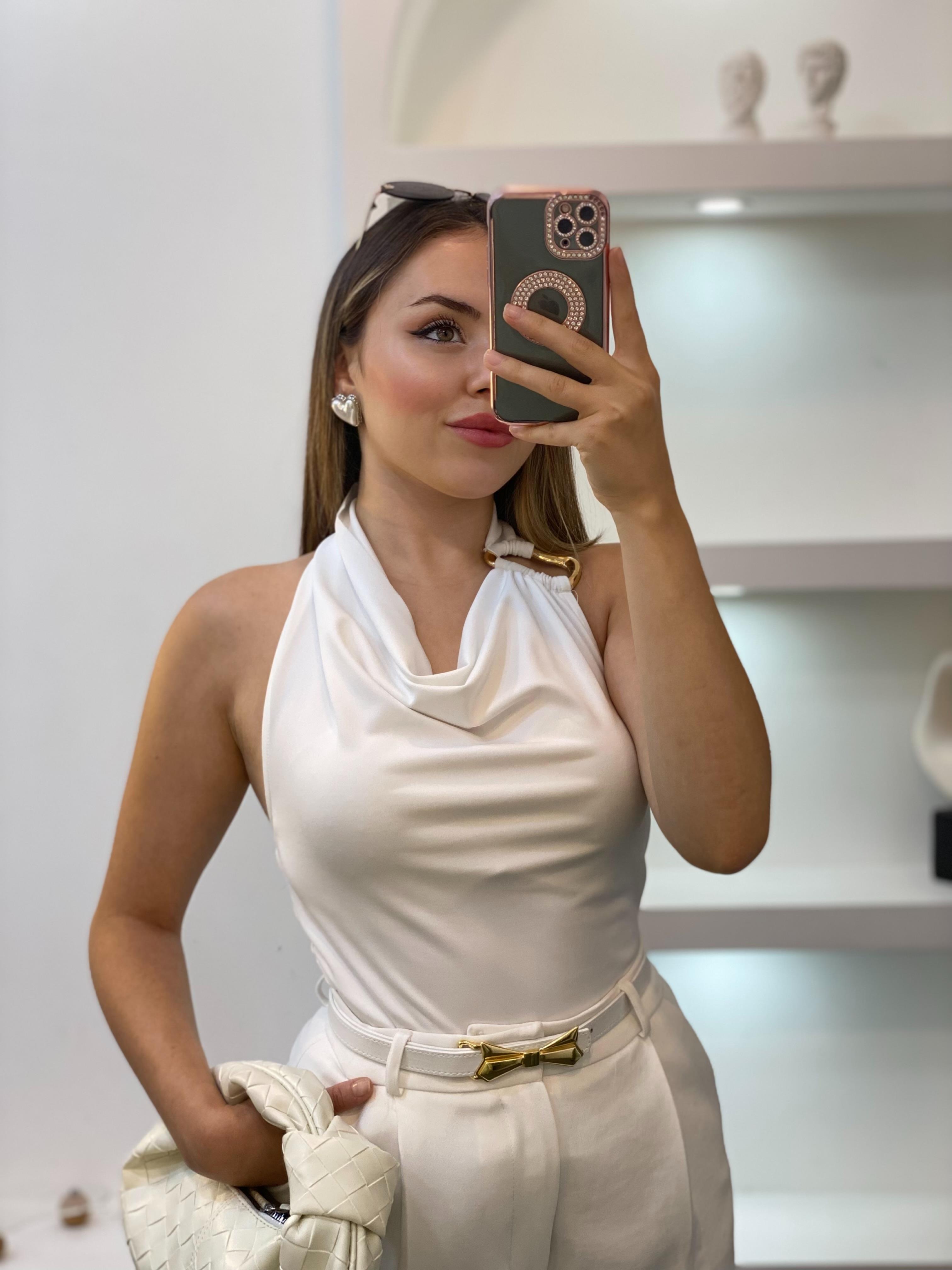 Beyaz Sırt Dekolteli Omuz Tokalı Degaje Yaka Bluz