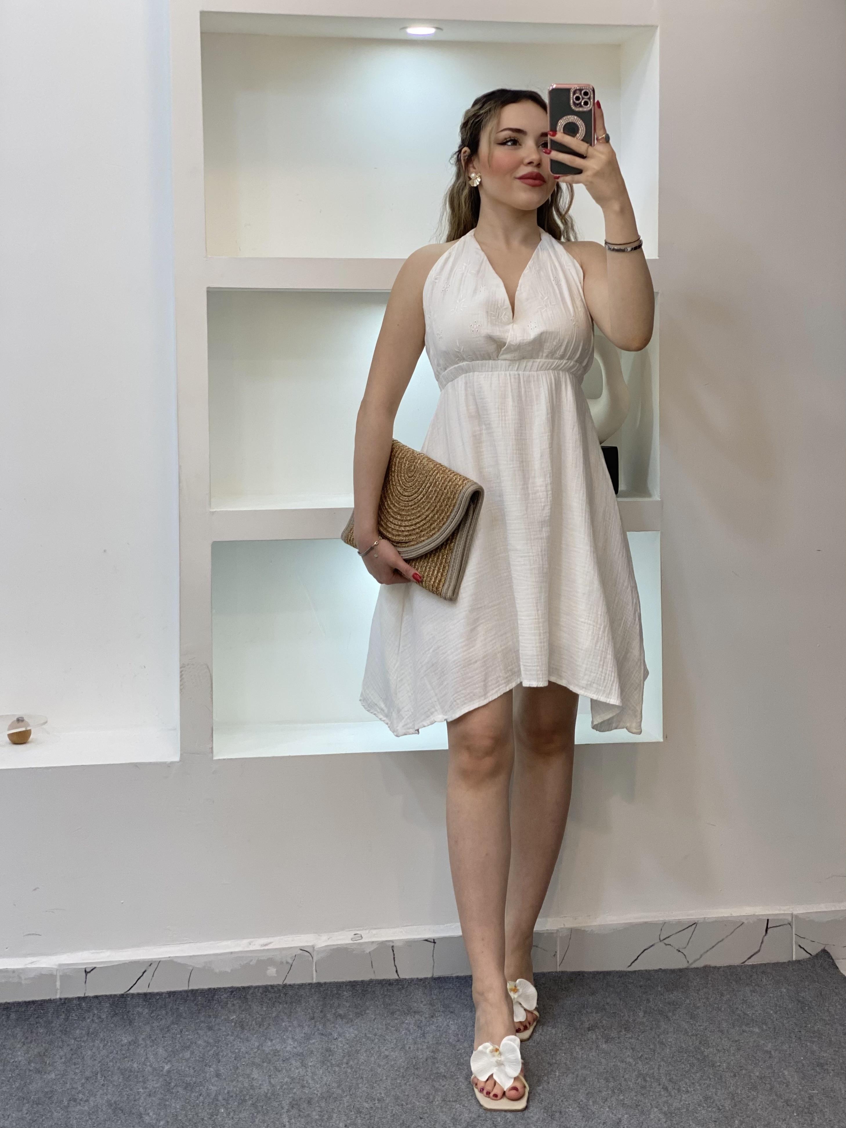 Beyaz Sırt Dekolteli Önü Nakışlı Model Müslin Elbise