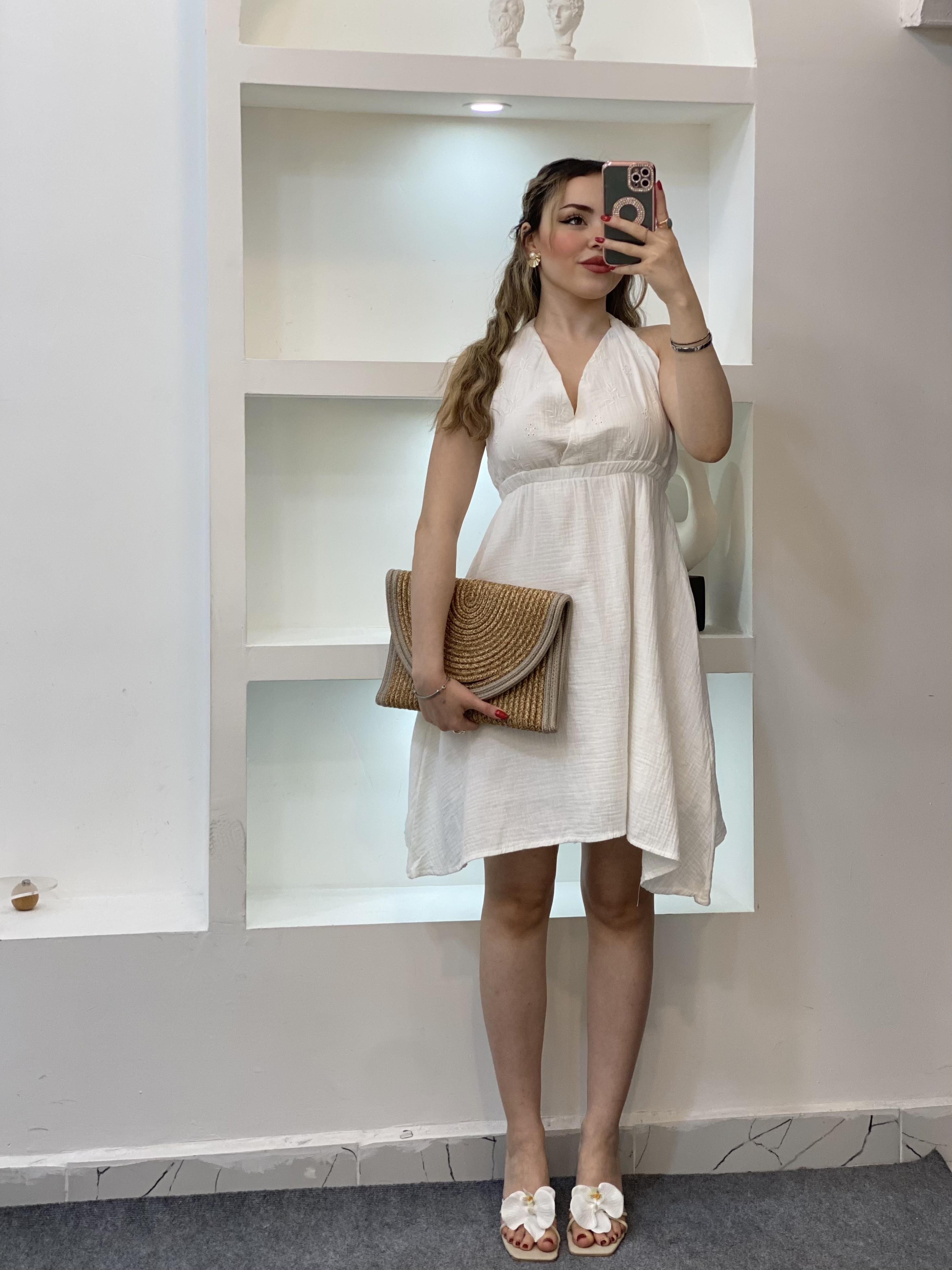 Beyaz Sırt Dekolteli Önü Nakışlı Model Müslin Elbise