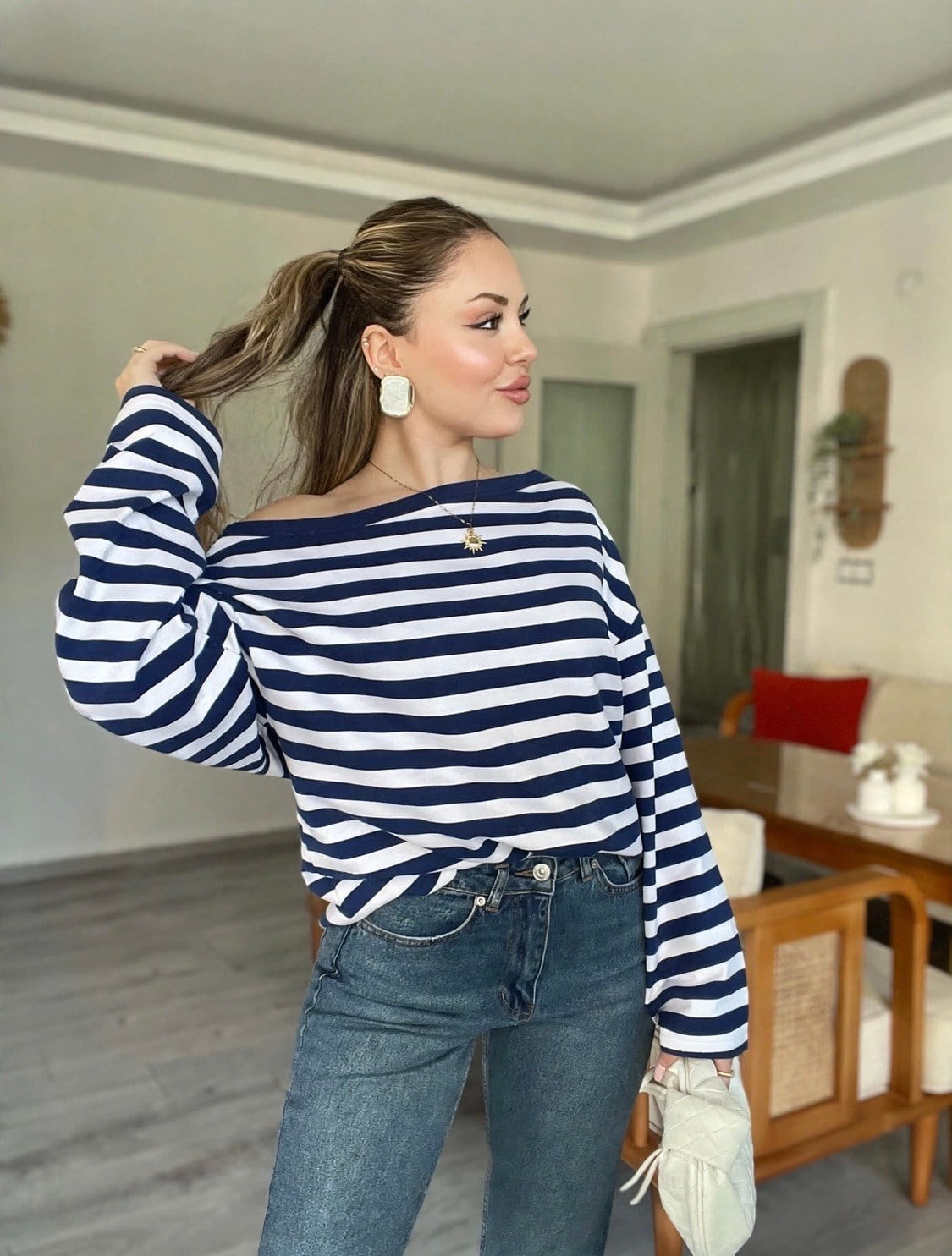 Beyaz Üzerine Lacivert Kalın Çizgili Düşük Omuz Oversize Modal Bluz