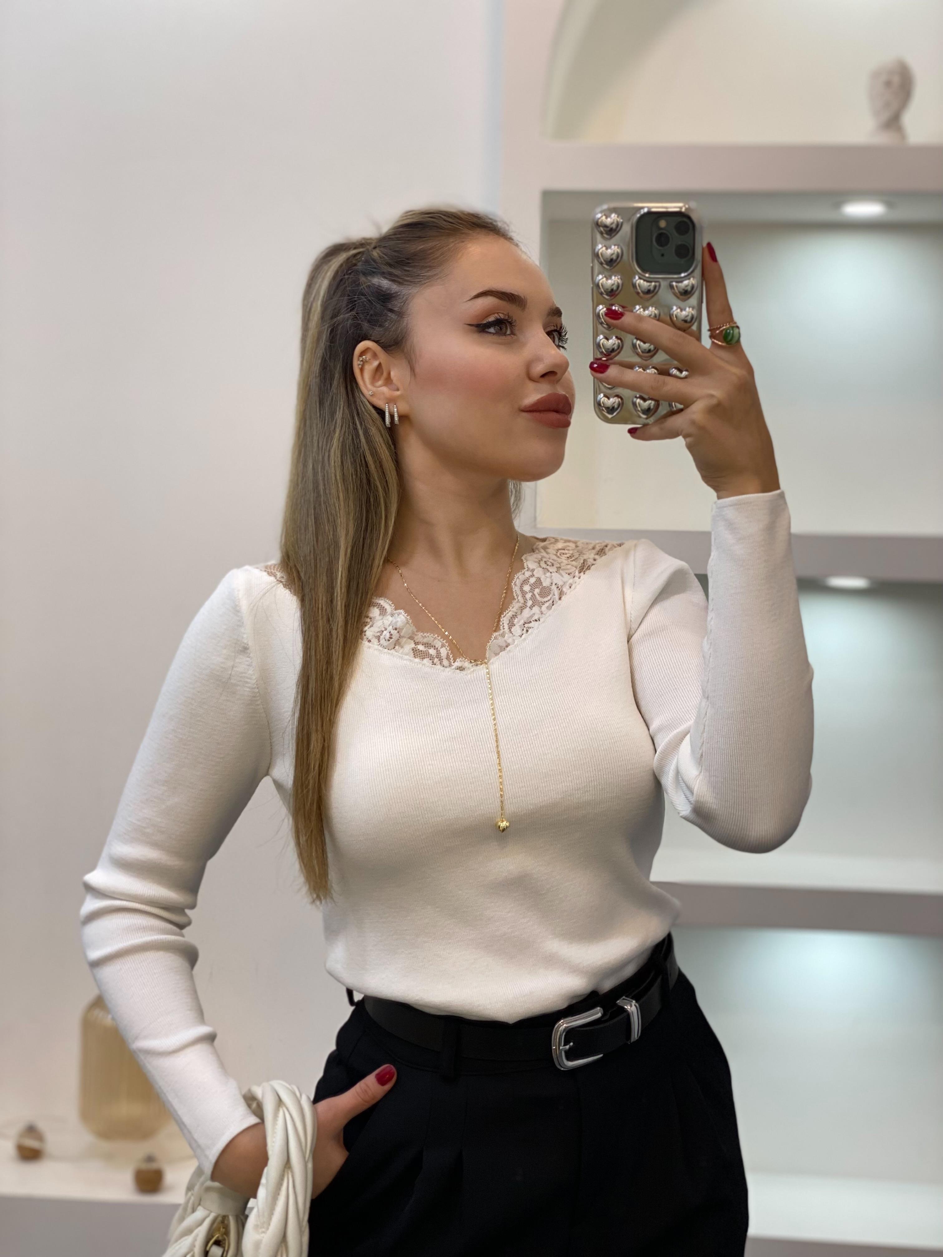 Beyaz V Yaka Dantel Detaylı Triko Bluz