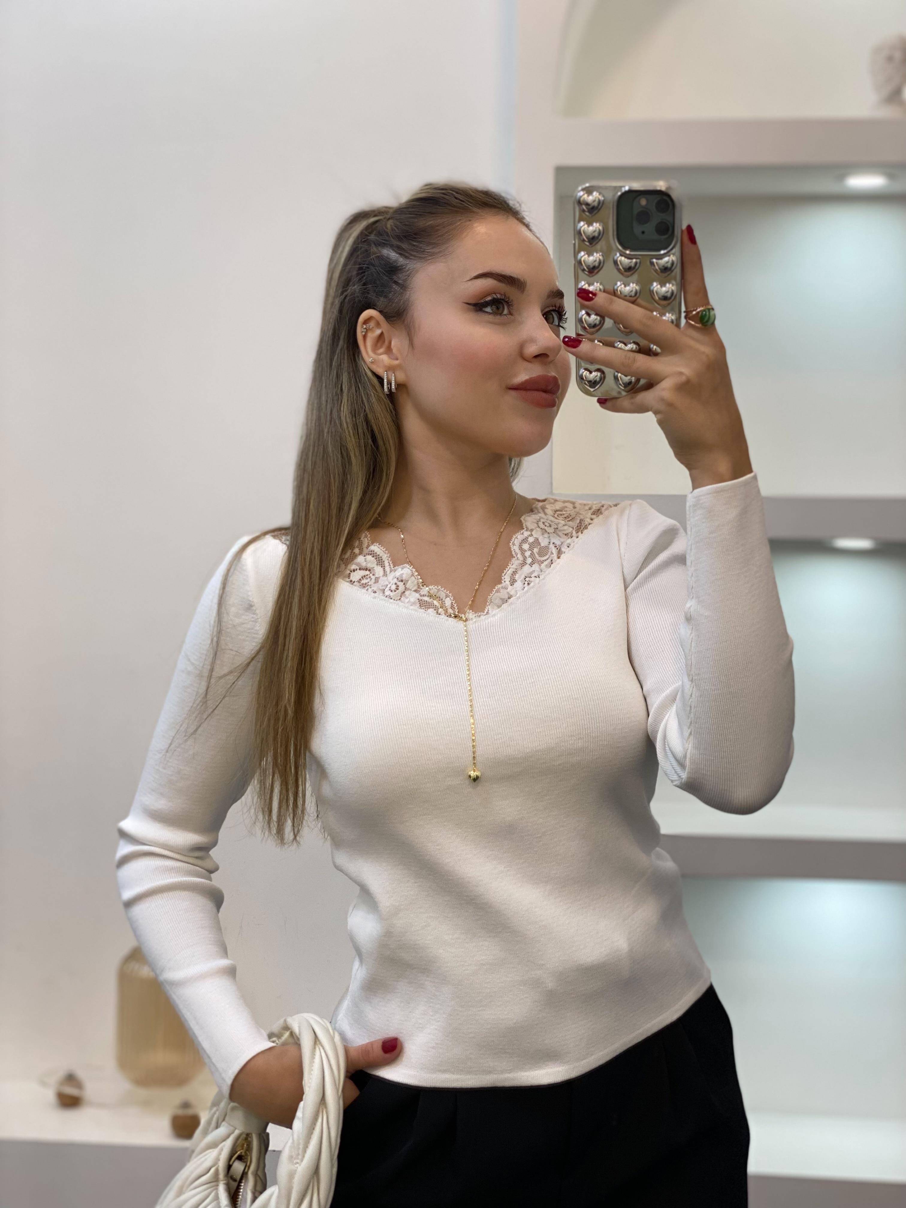 Beyaz V Yaka Dantel Detaylı Triko Bluz
