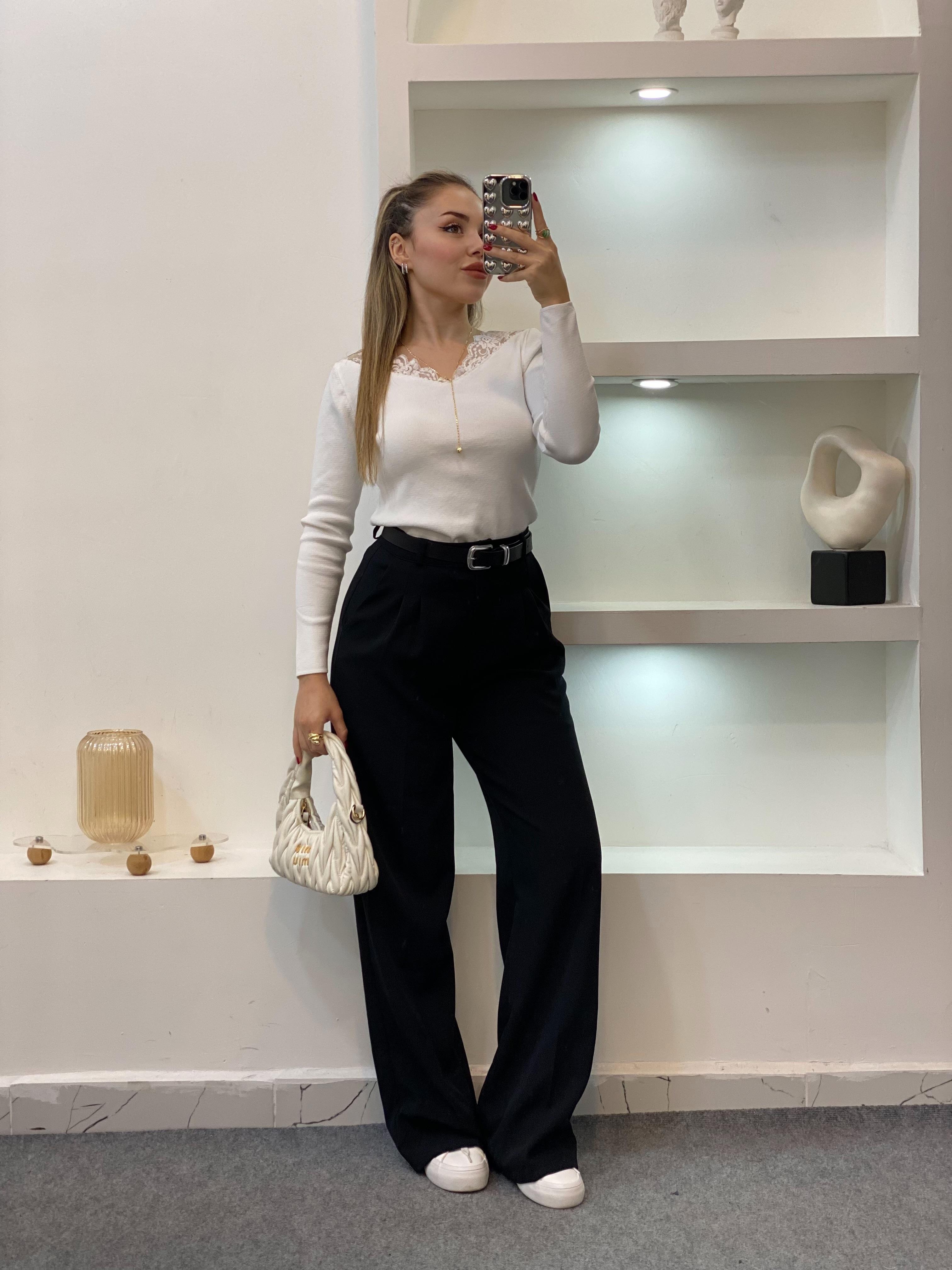 Beyaz V Yaka Dantel Detaylı Triko Bluz