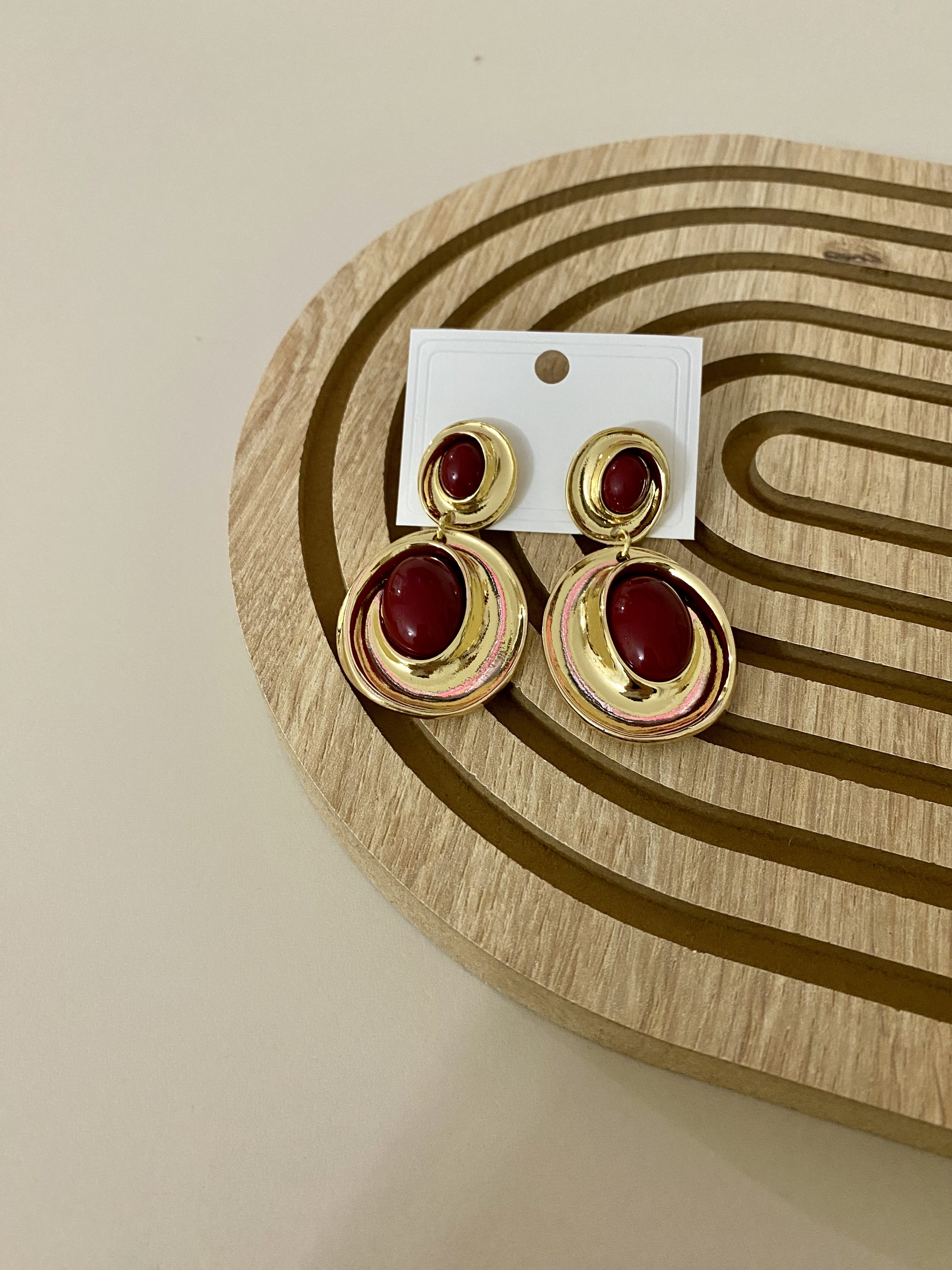Bordo Taşlı Sallantılı Küpe 