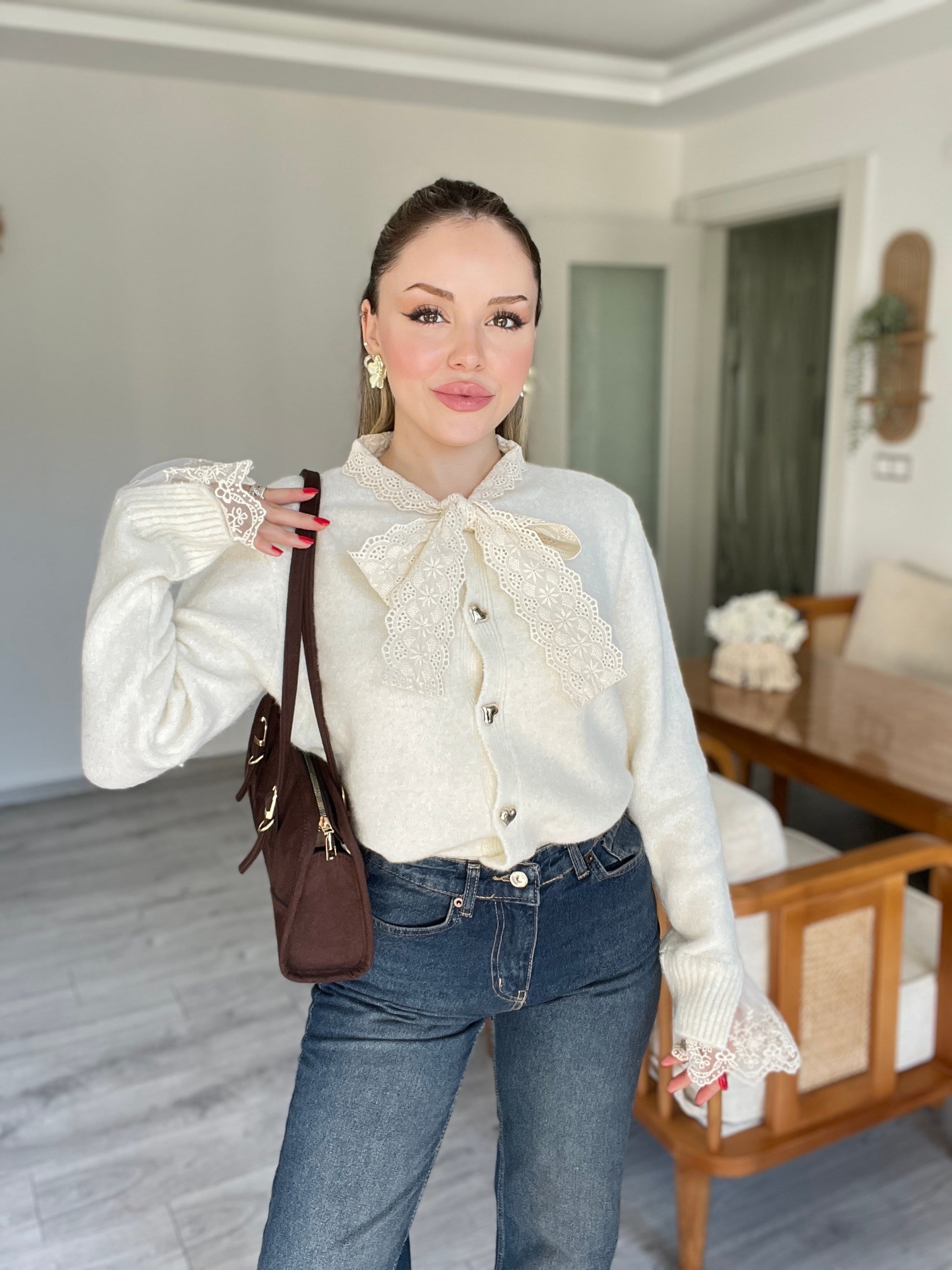 Ekru Güpürlü Model Kalp Düğmeli Hırka