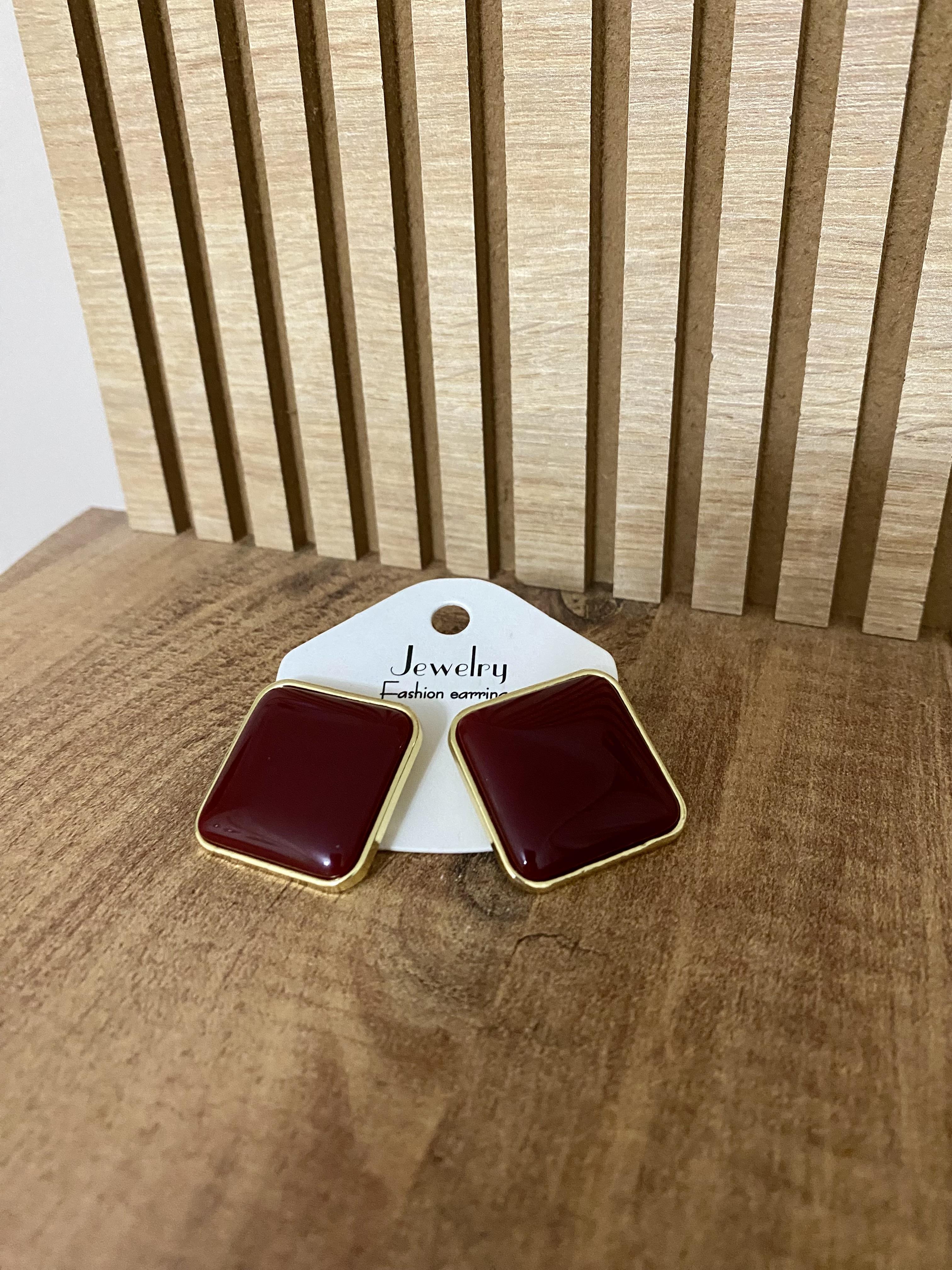 Gold Bordo Taşlı Marka Model Kare Küpe