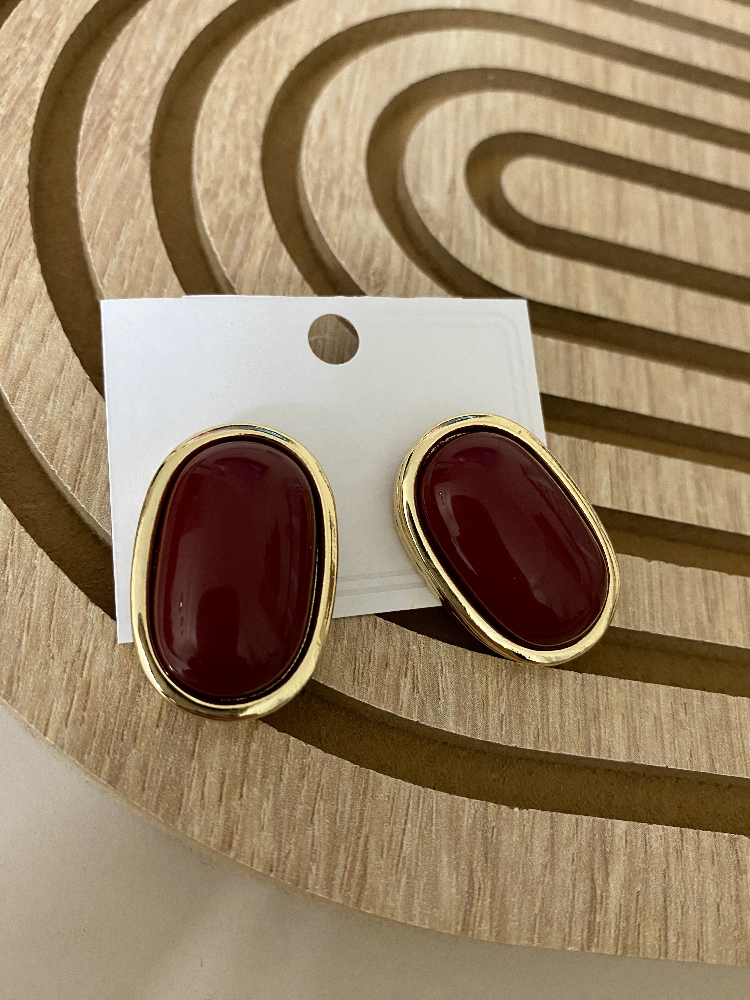 Gold Çerçeveli Bordo Taşlı Küpe 