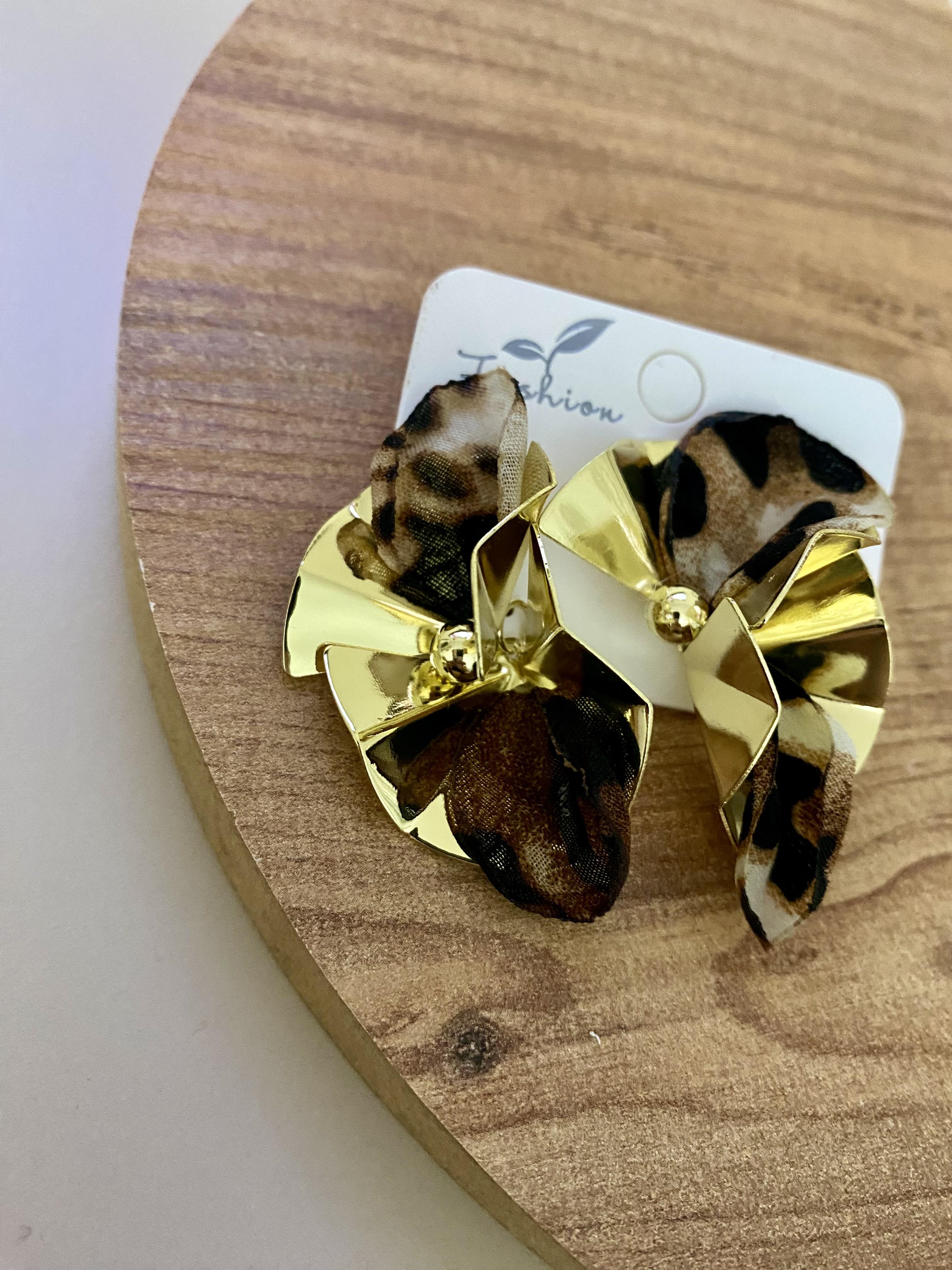 Gold Leo Desen Tül Detay Tasarım Küpe