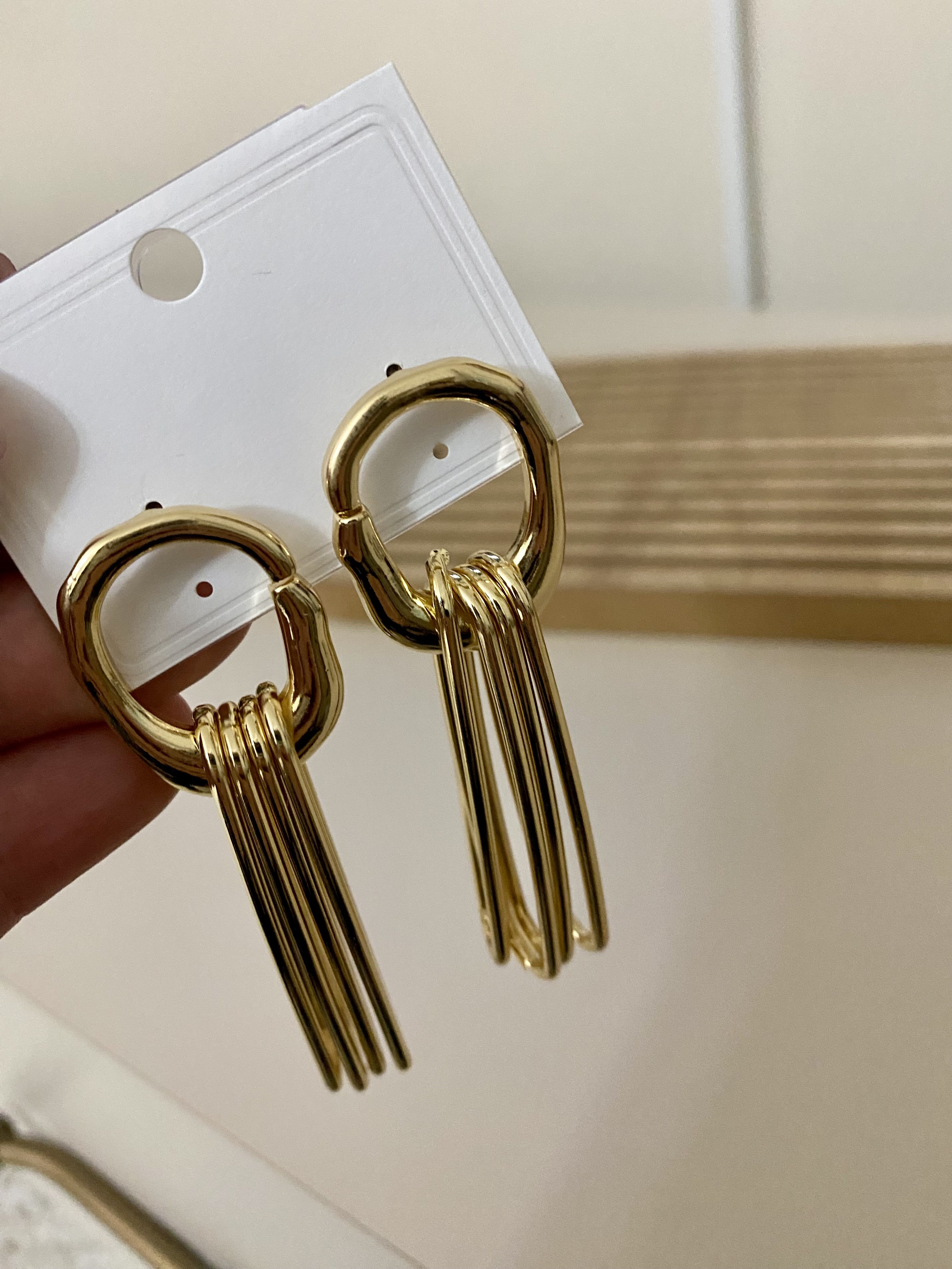 Gold Sallantılı Marka Model Küpe 