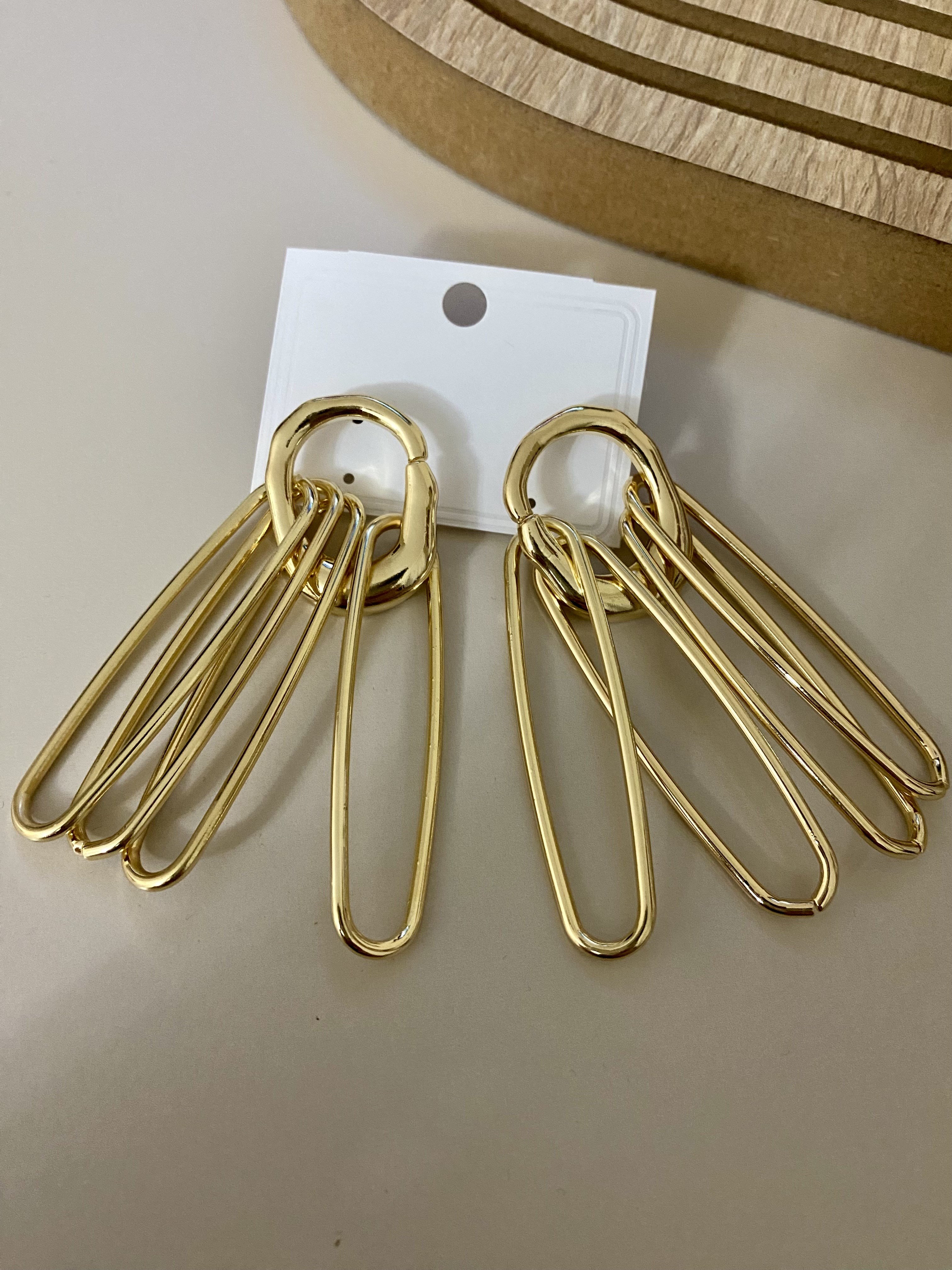 Gold Sallantılı Marka Model Küpe 