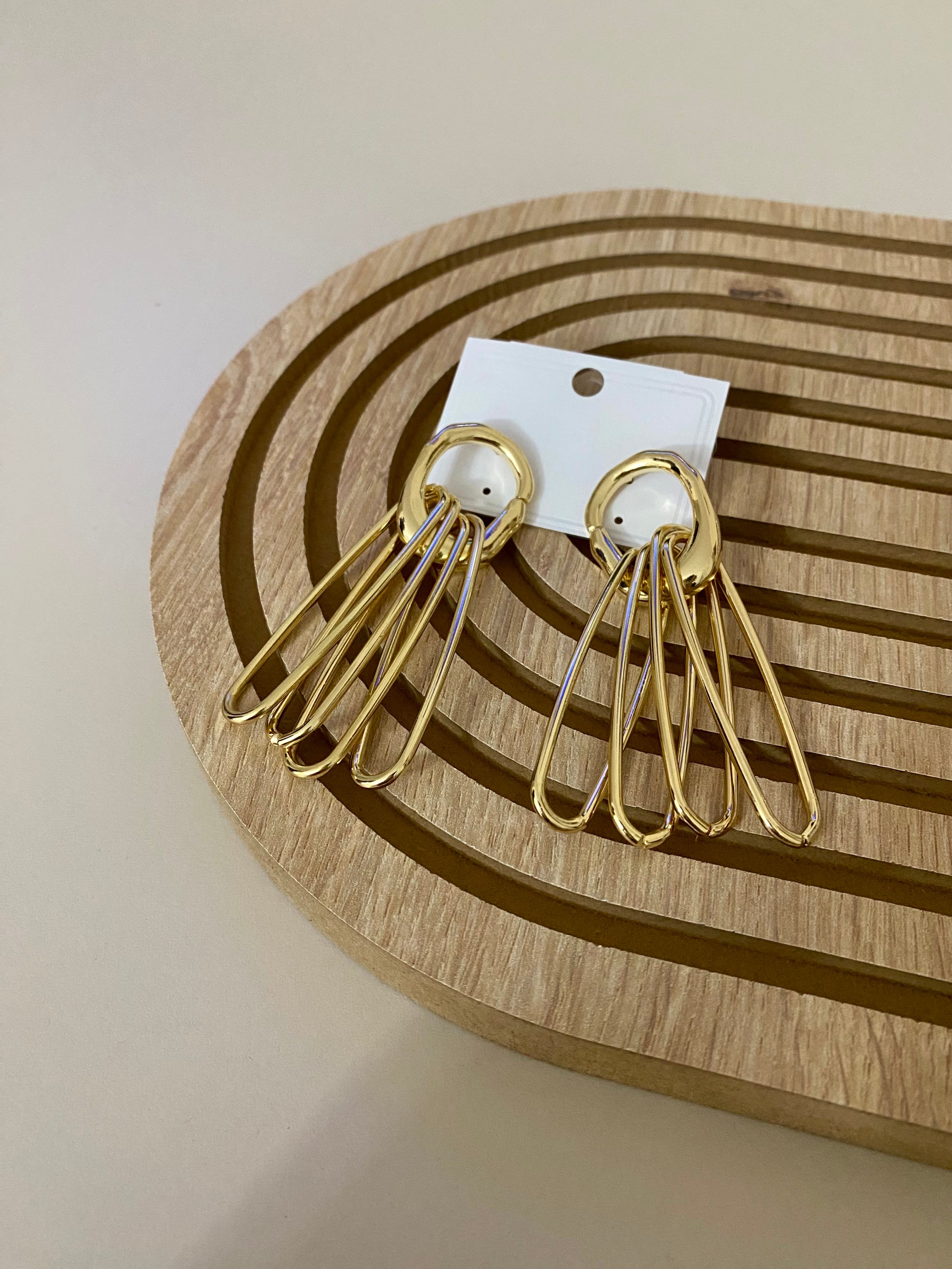 Gold Sallantılı Marka Model Küpe 