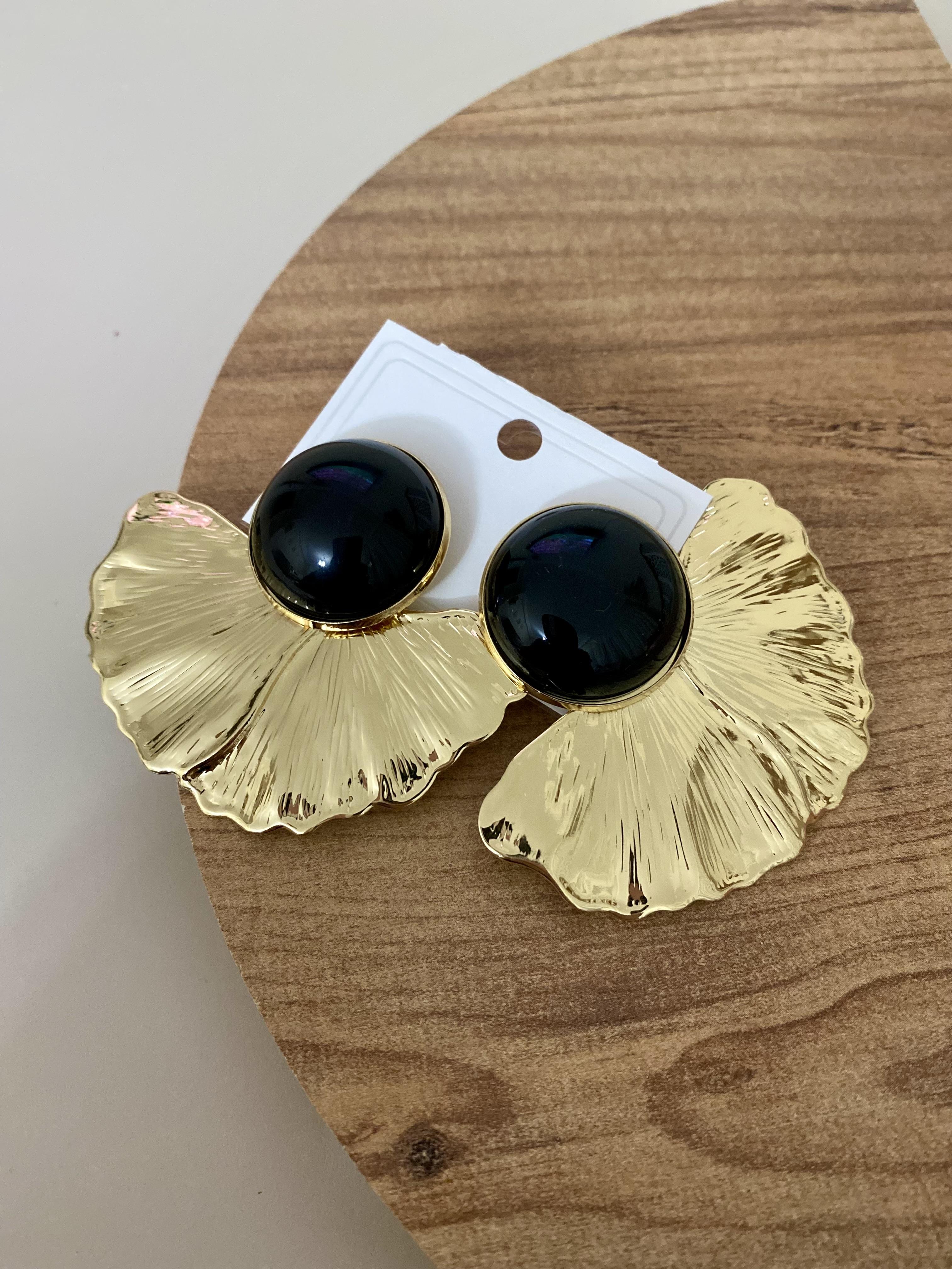 Gold Siyah Mineli Yarım Çiçek Küpe