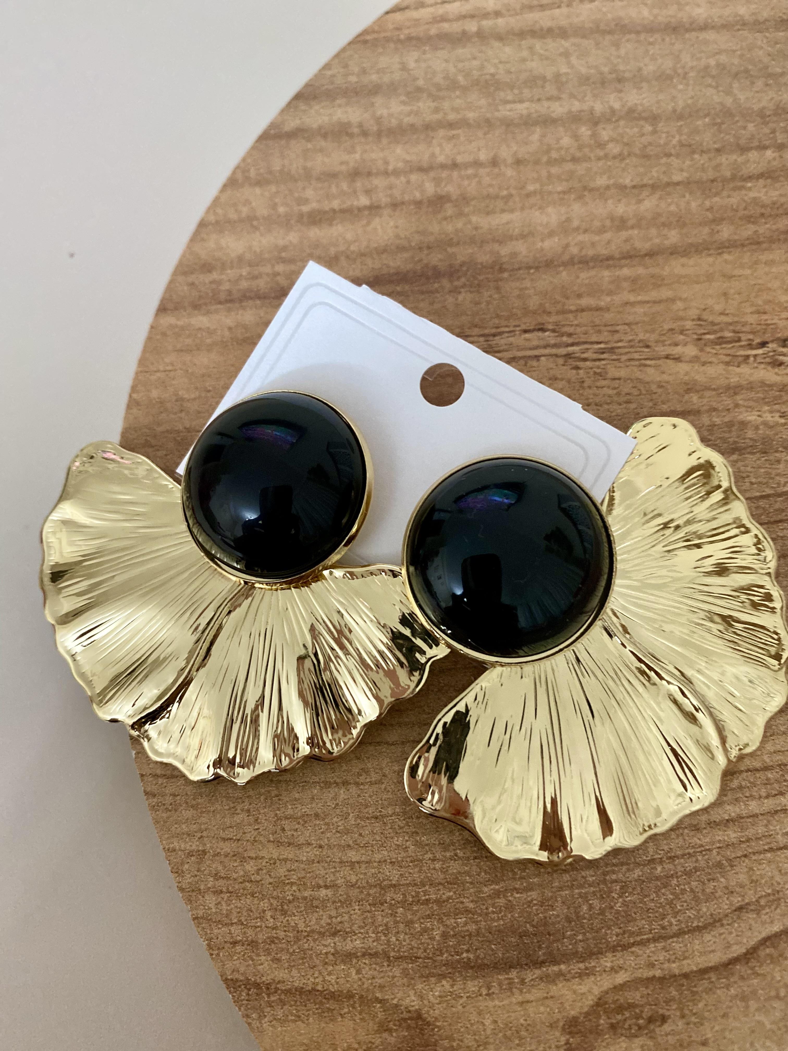 Gold Siyah Mineli Yarım Çiçek Küpe