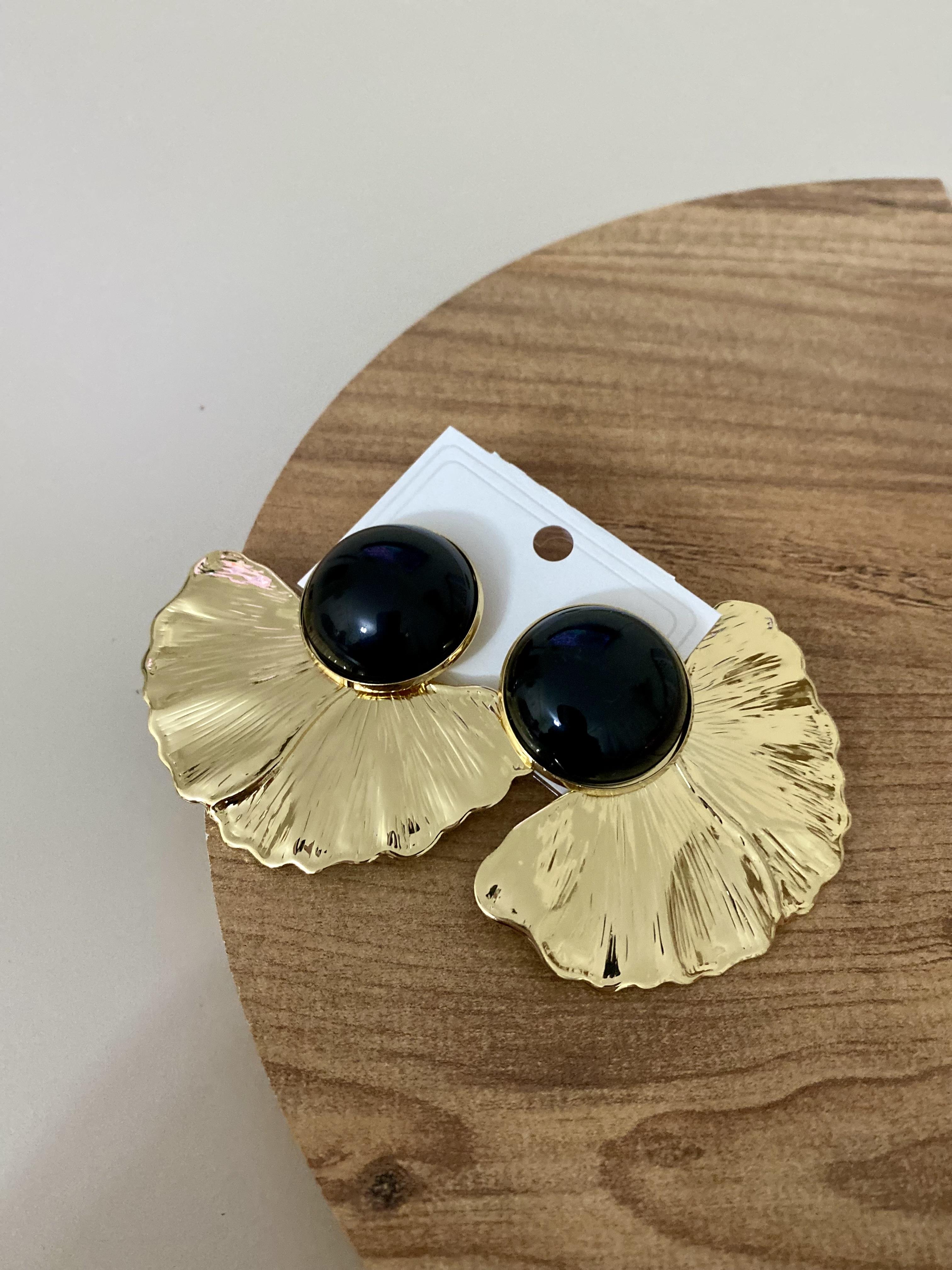 Gold Siyah Mineli Yarım Çiçek Küpe