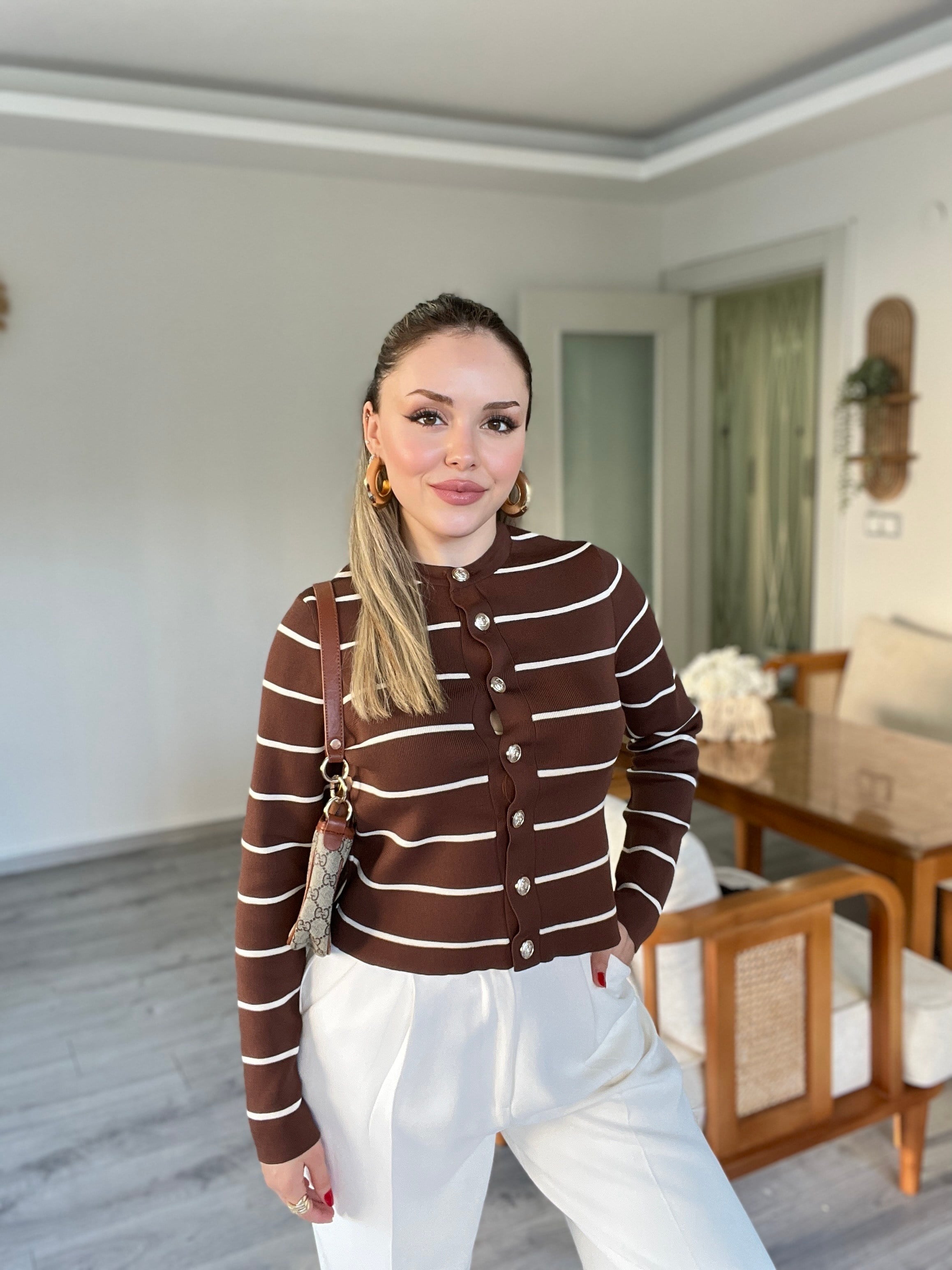 Kahve Beyaz Çizgili Gold Düğmeli Triko Hırka