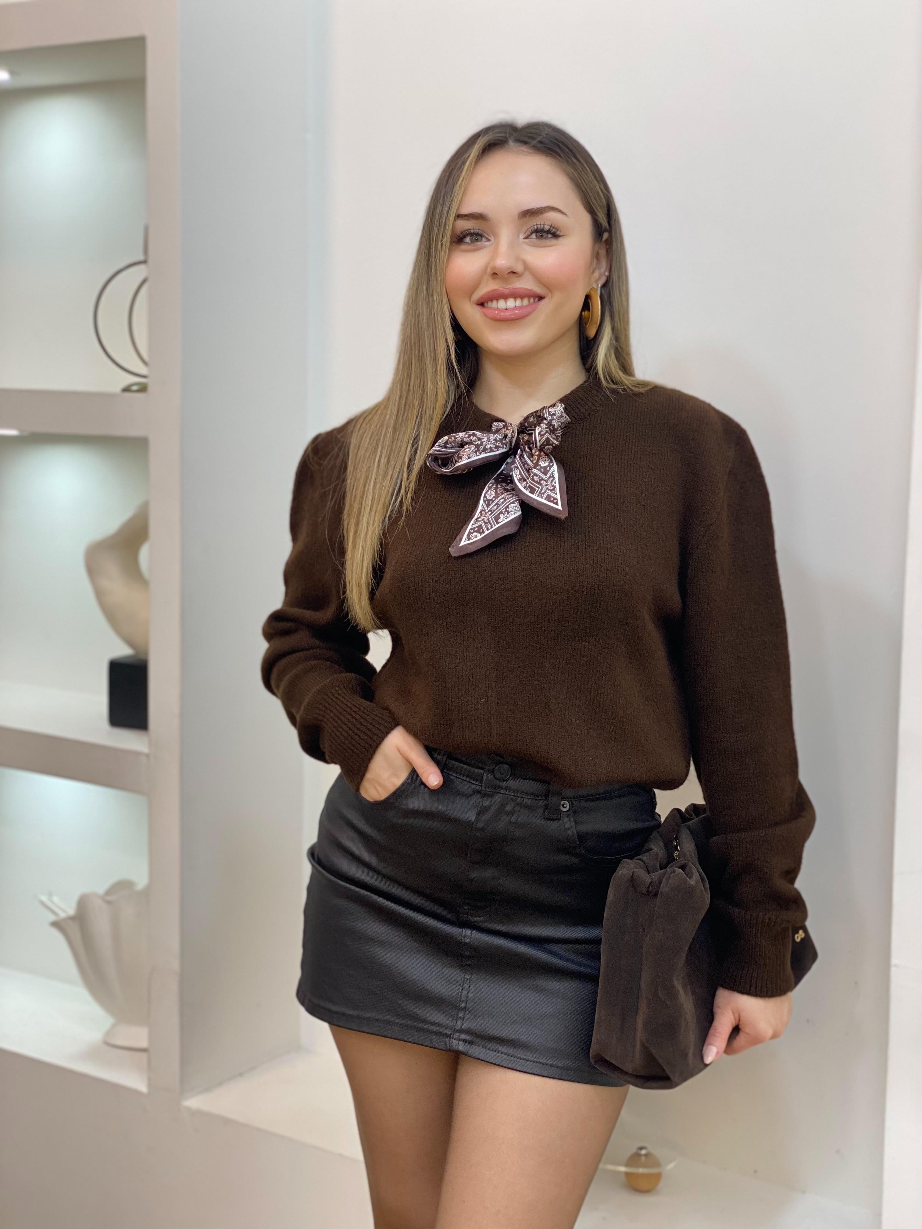 Kahve Fularlı Kazak