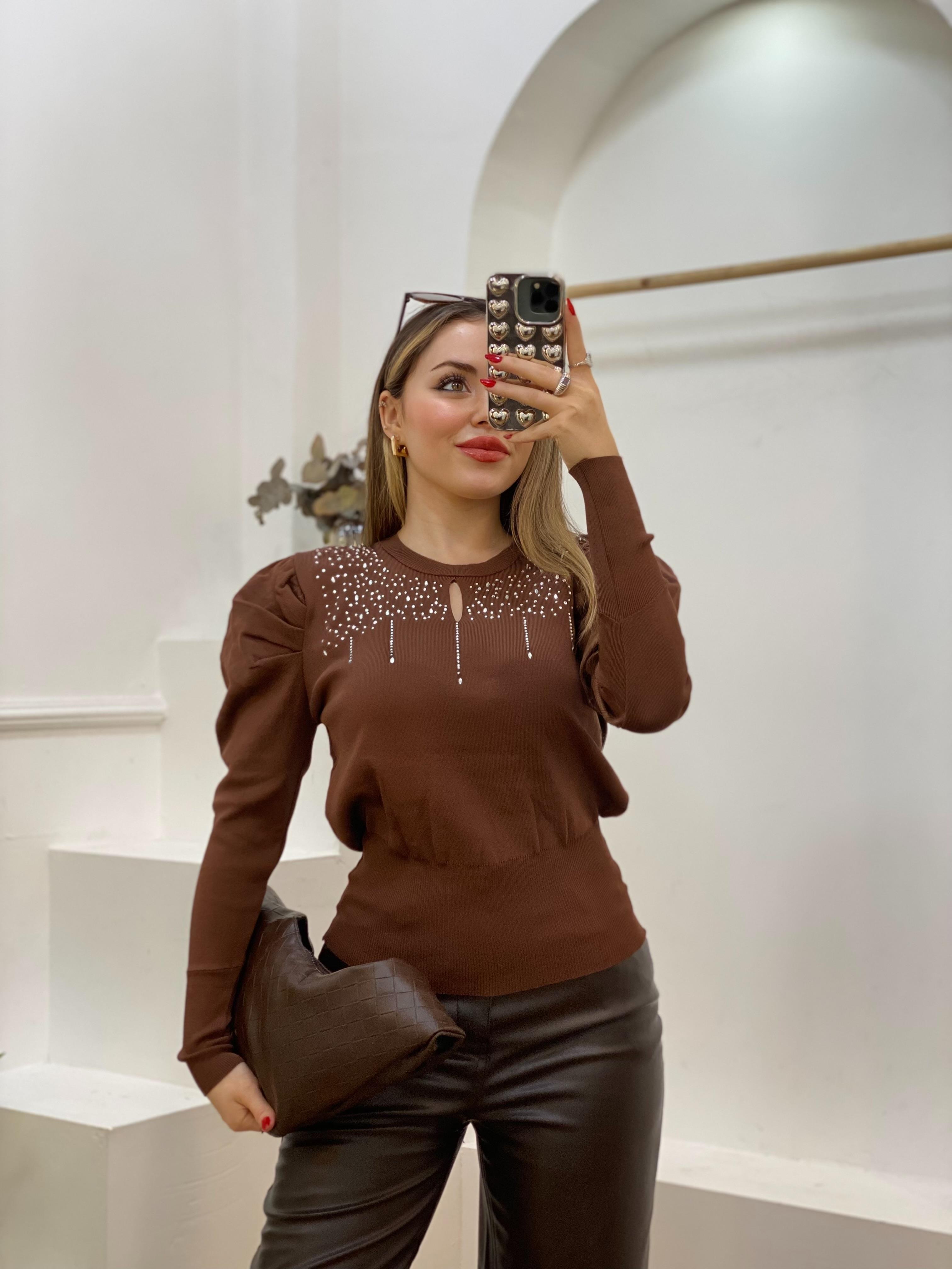 Kahve Taş Detaylı  Önü Mini Pencereli Triko Bluz