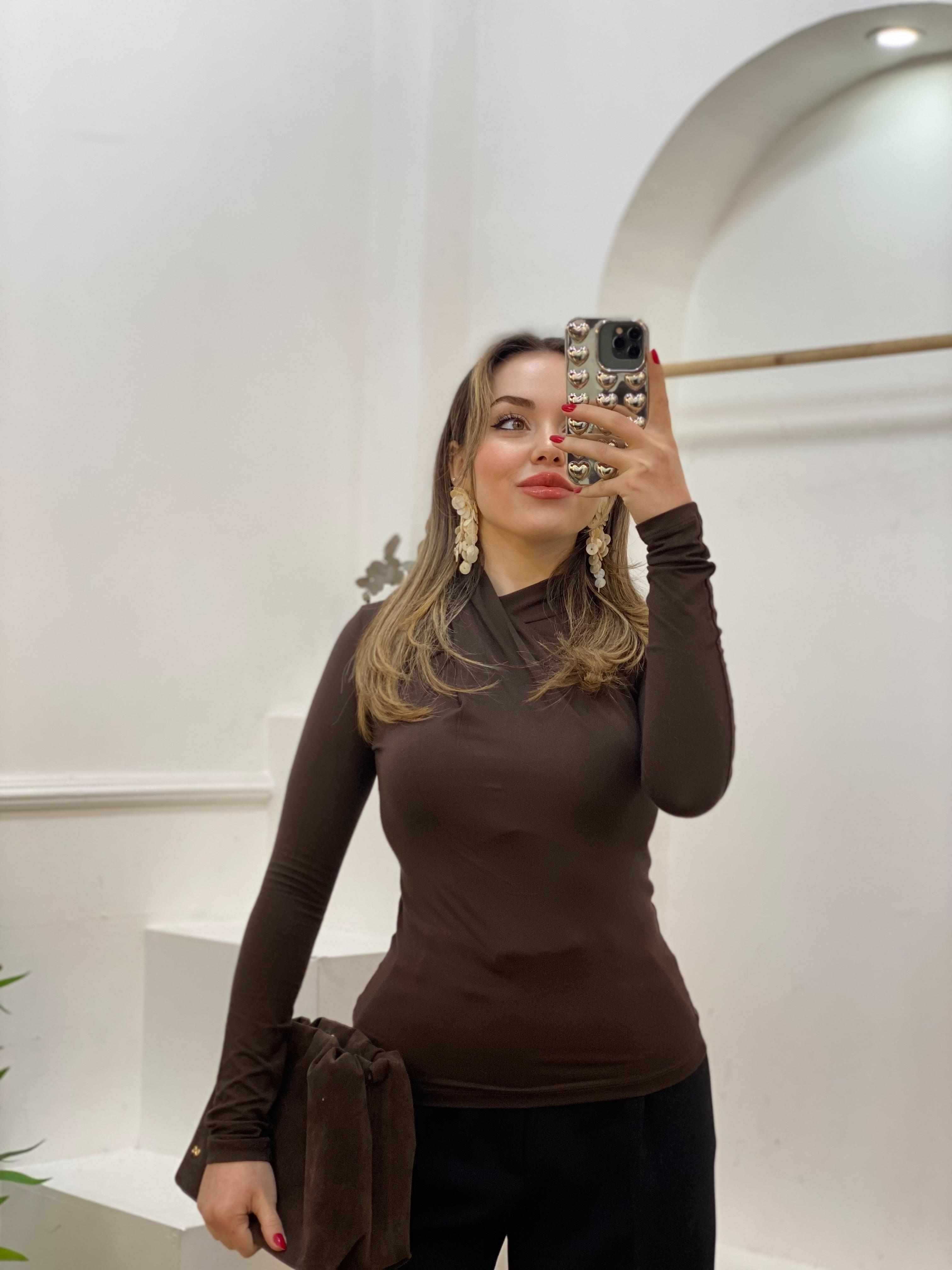 Kahve Yaka Burgu Detaylı Bluz