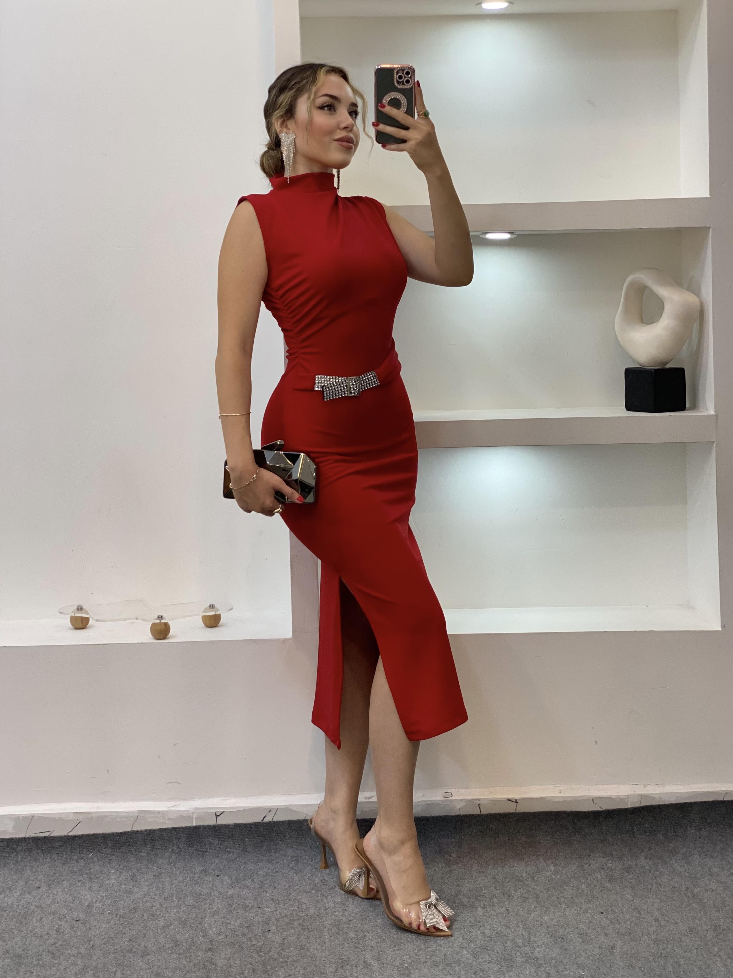 Kırmızı Fit Gösteren Premium Kalite Taş Detaylı Elbise