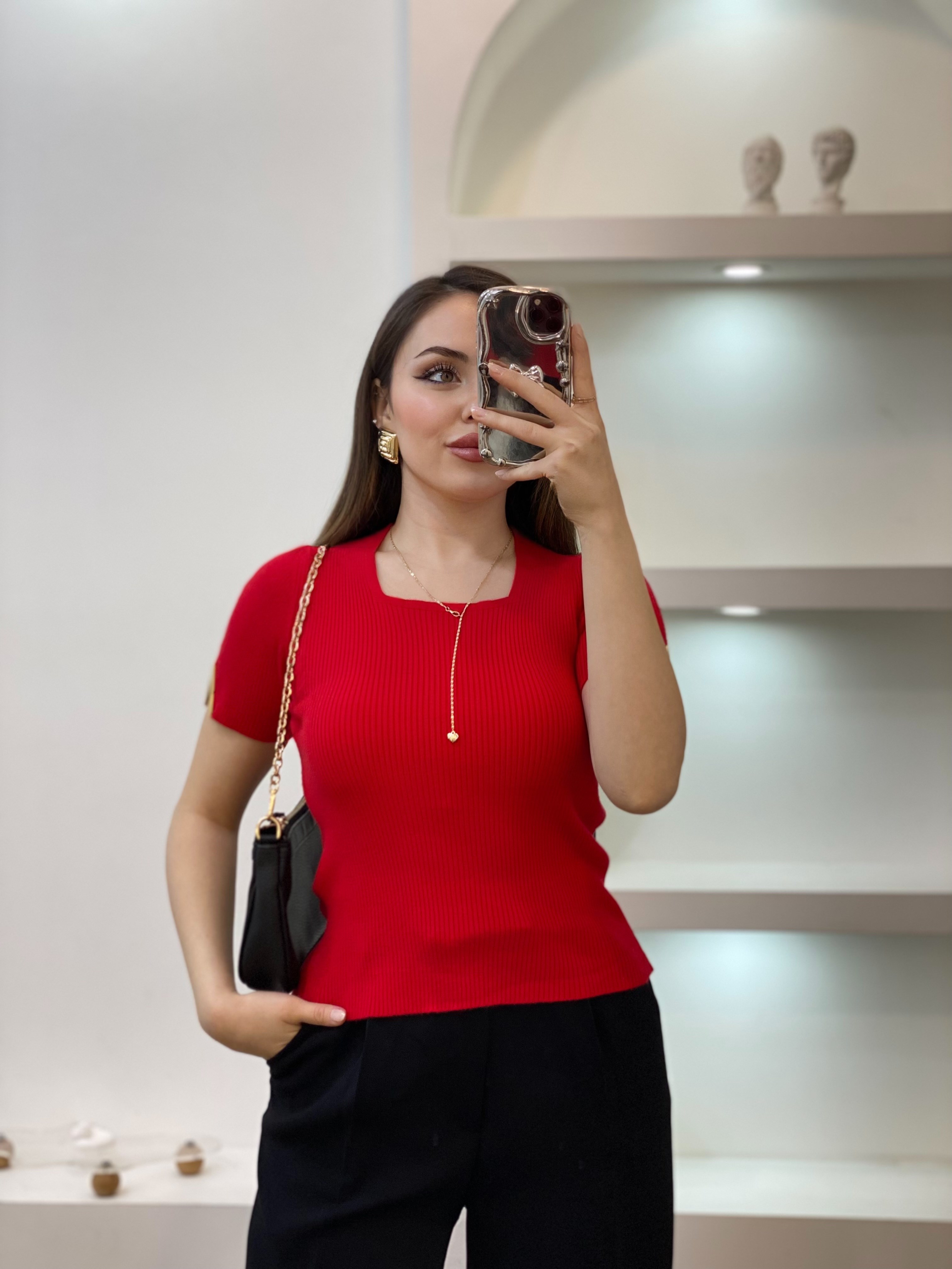 Kırmızı Kolları V Gold Aksesuarlı Triko Bluz