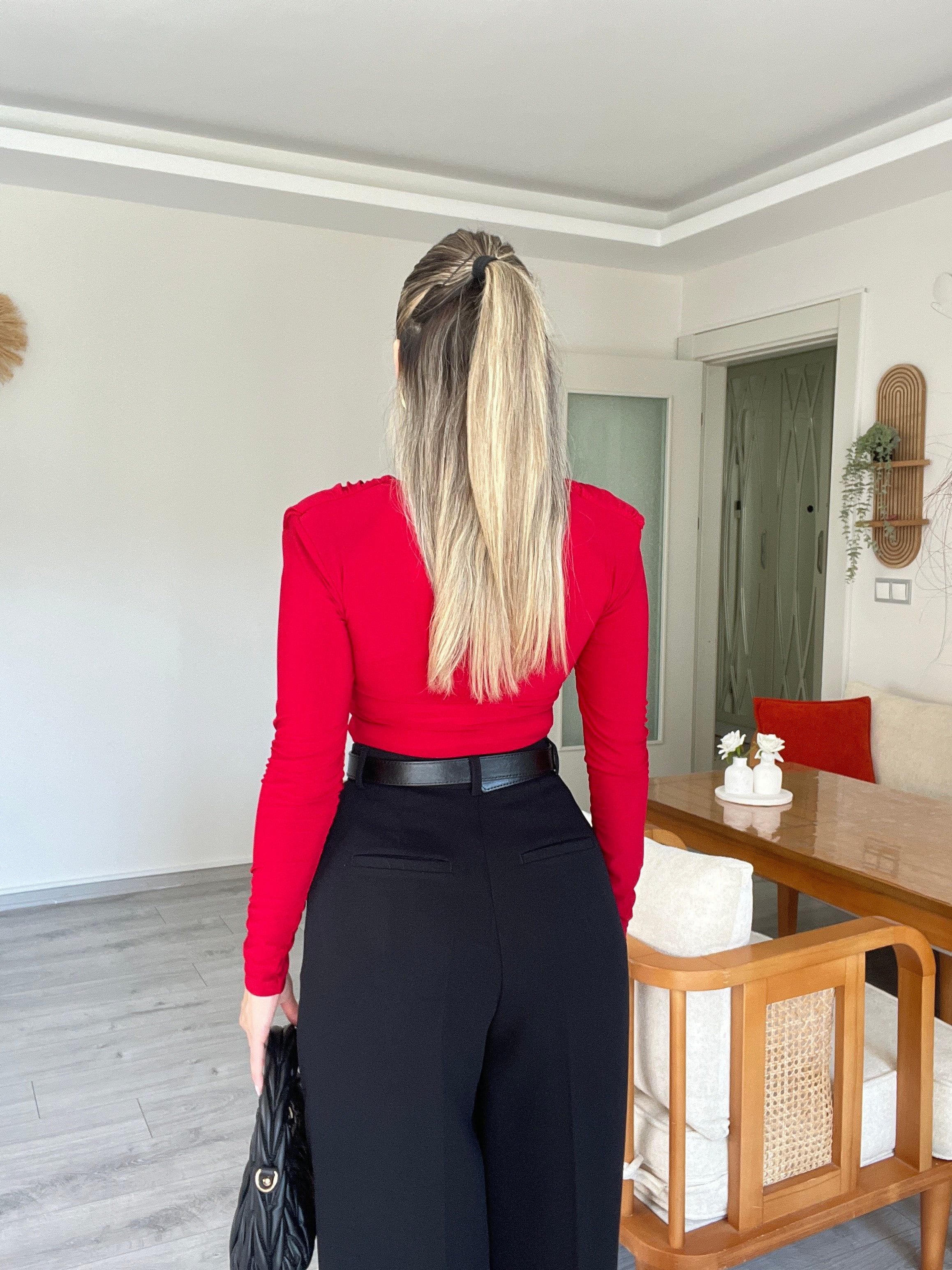 Kırmızı Vatkalı Damla Gold Broşlu Bluz