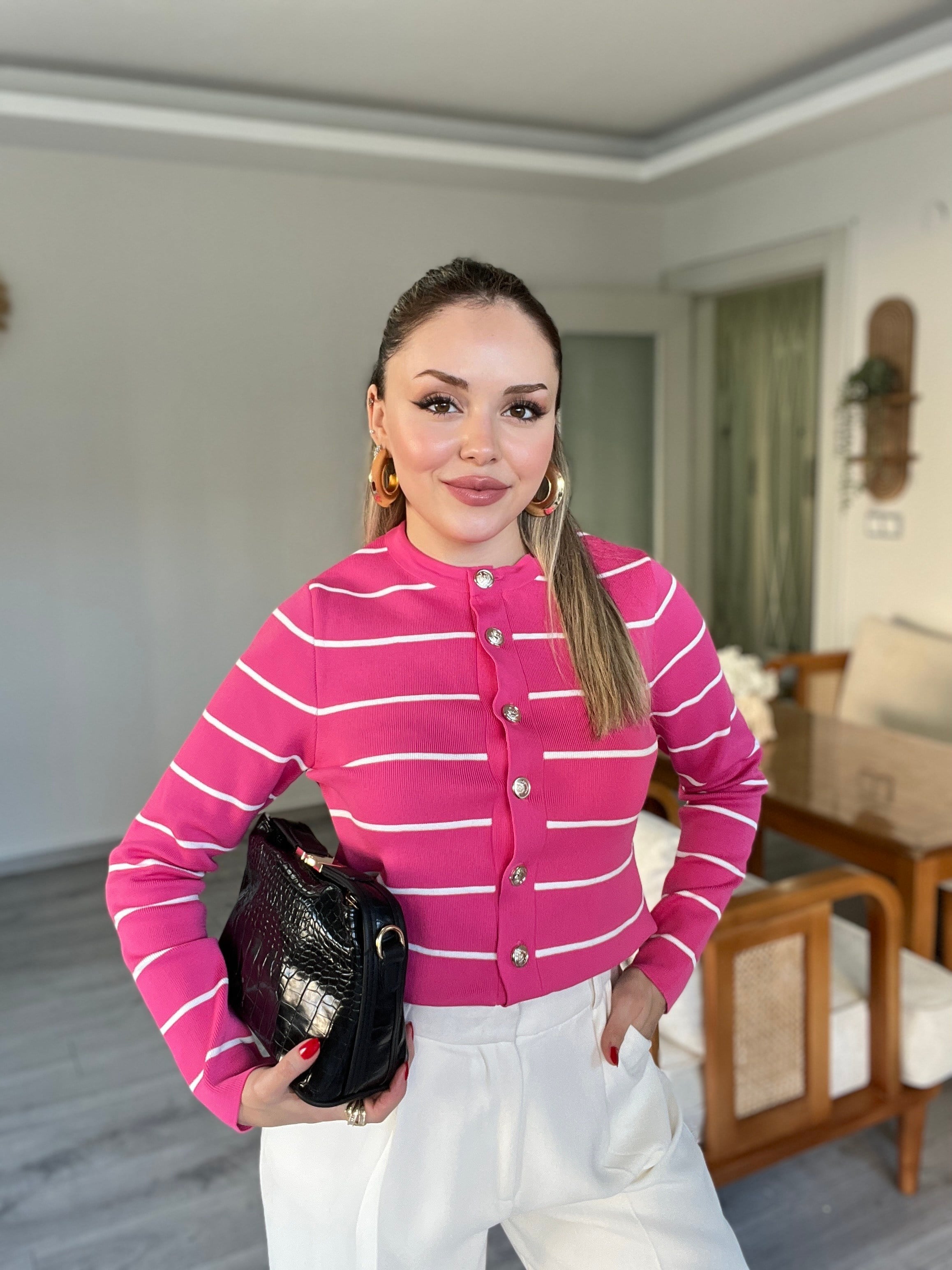 Pembe Beyaz Çizgili Gold Düğmeli Triko Hırka