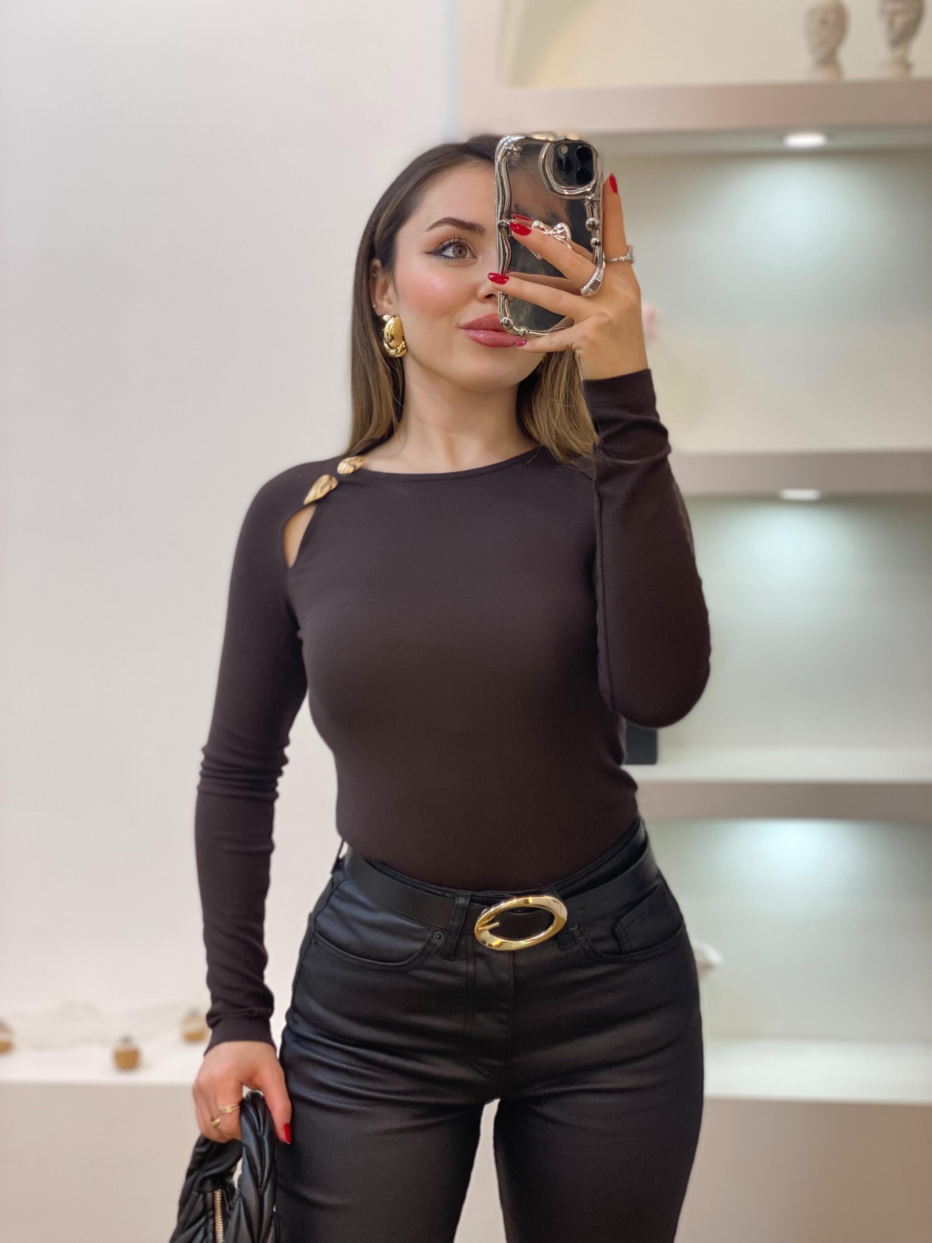 Q Marka Kahve Yaka Gold Aksesuarlı 
