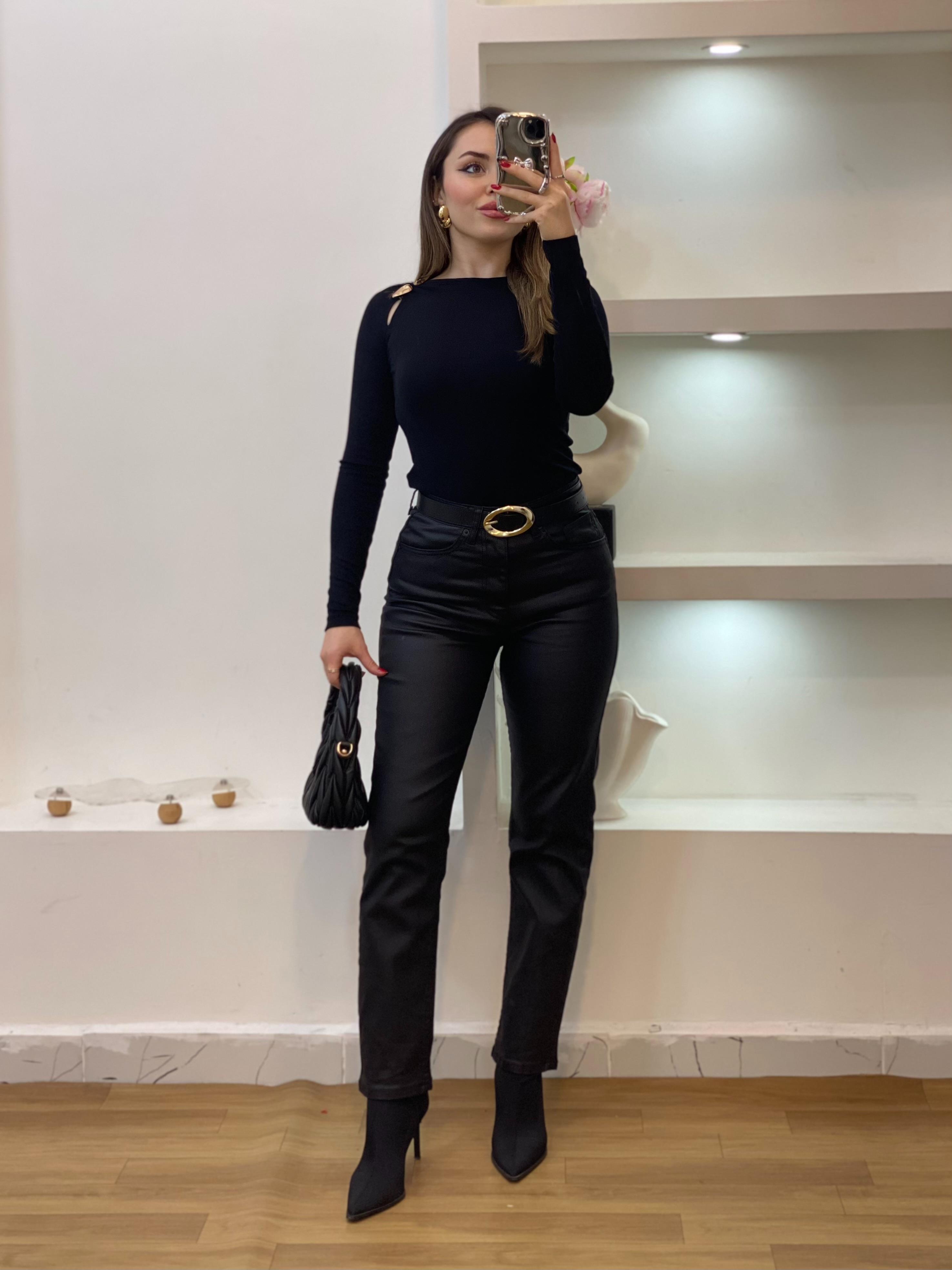 Q Marka Siyah Yaka Gold Aksesuarlı 