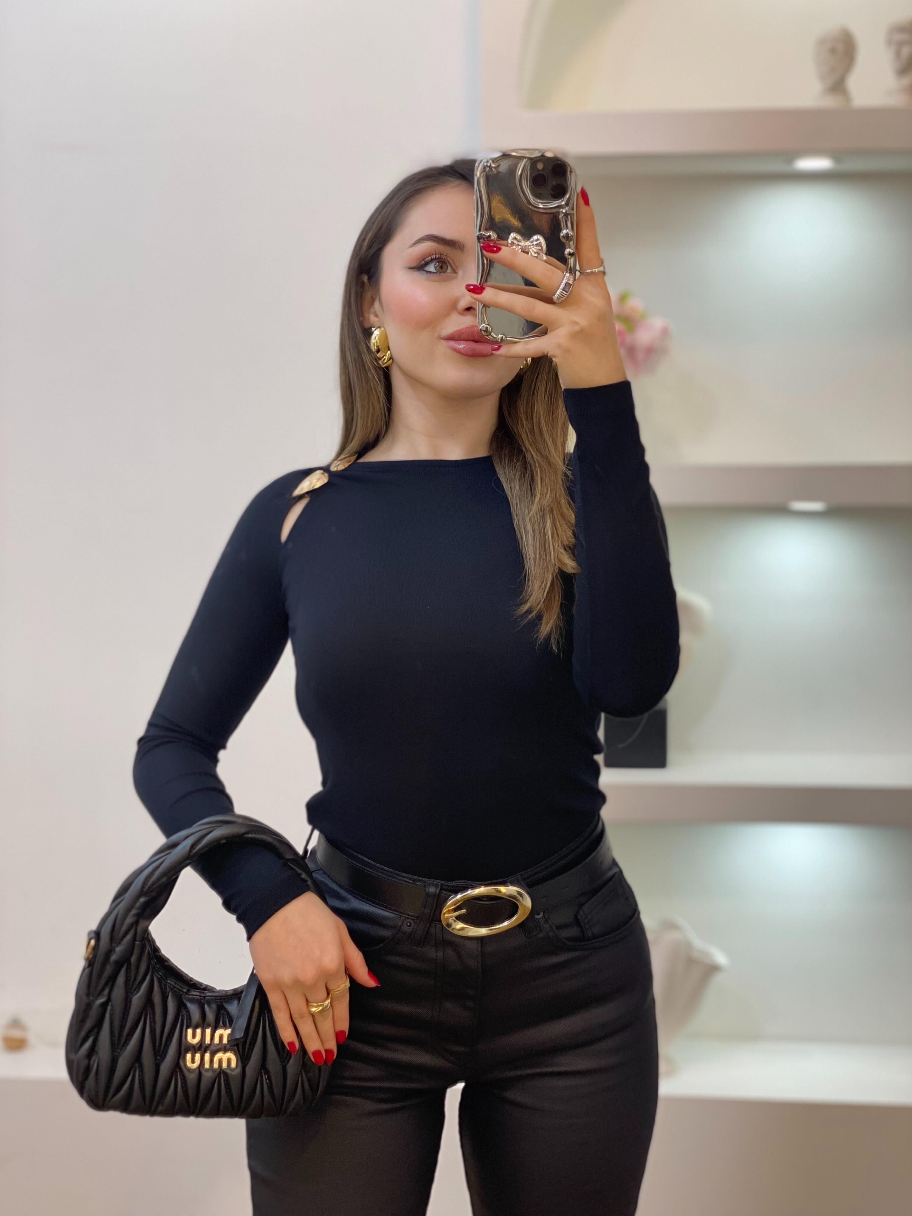 Q Marka Siyah Yaka Gold Aksesuarlı 