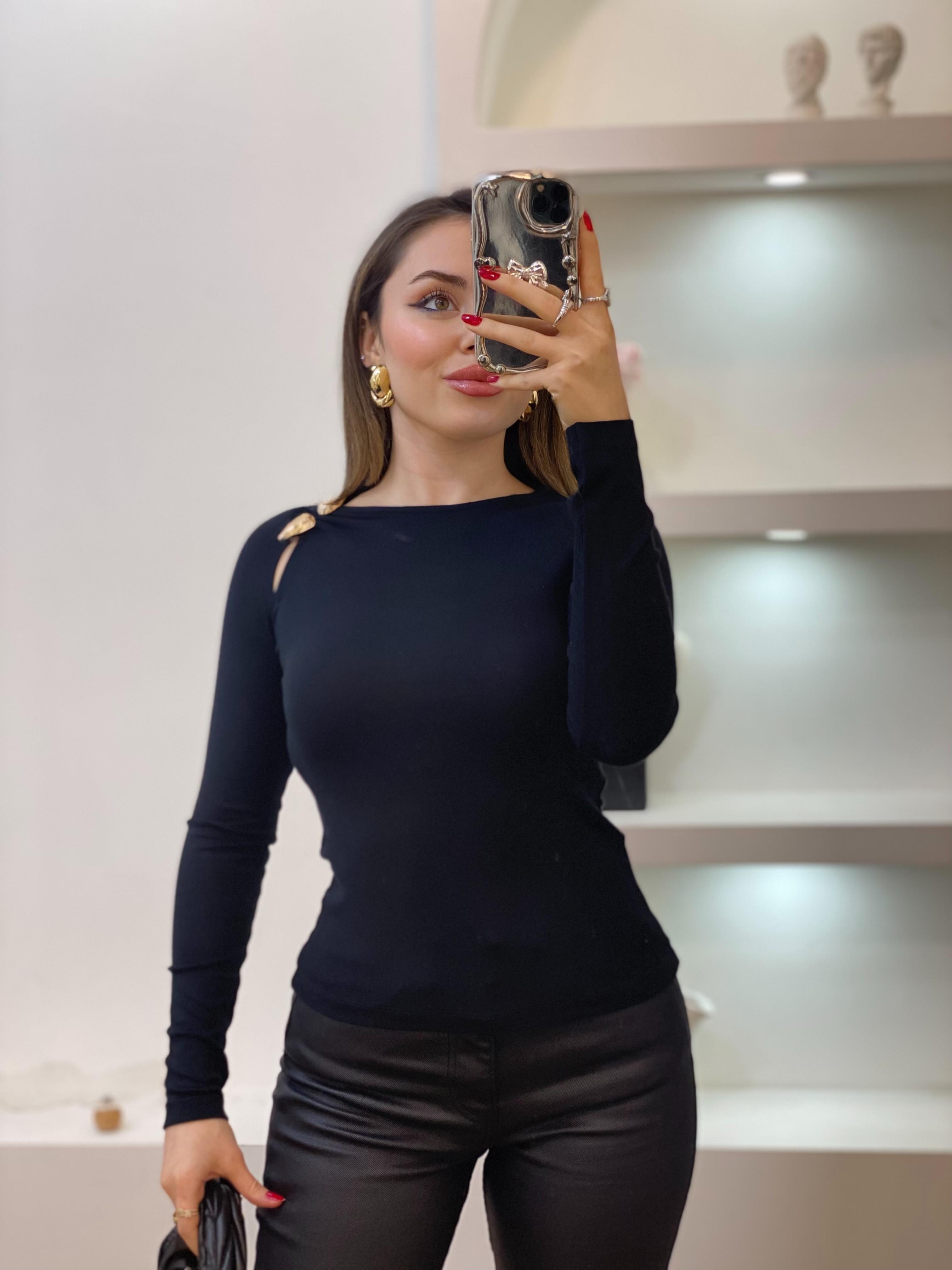 Q Marka Siyah Yaka Gold Aksesuarlı 