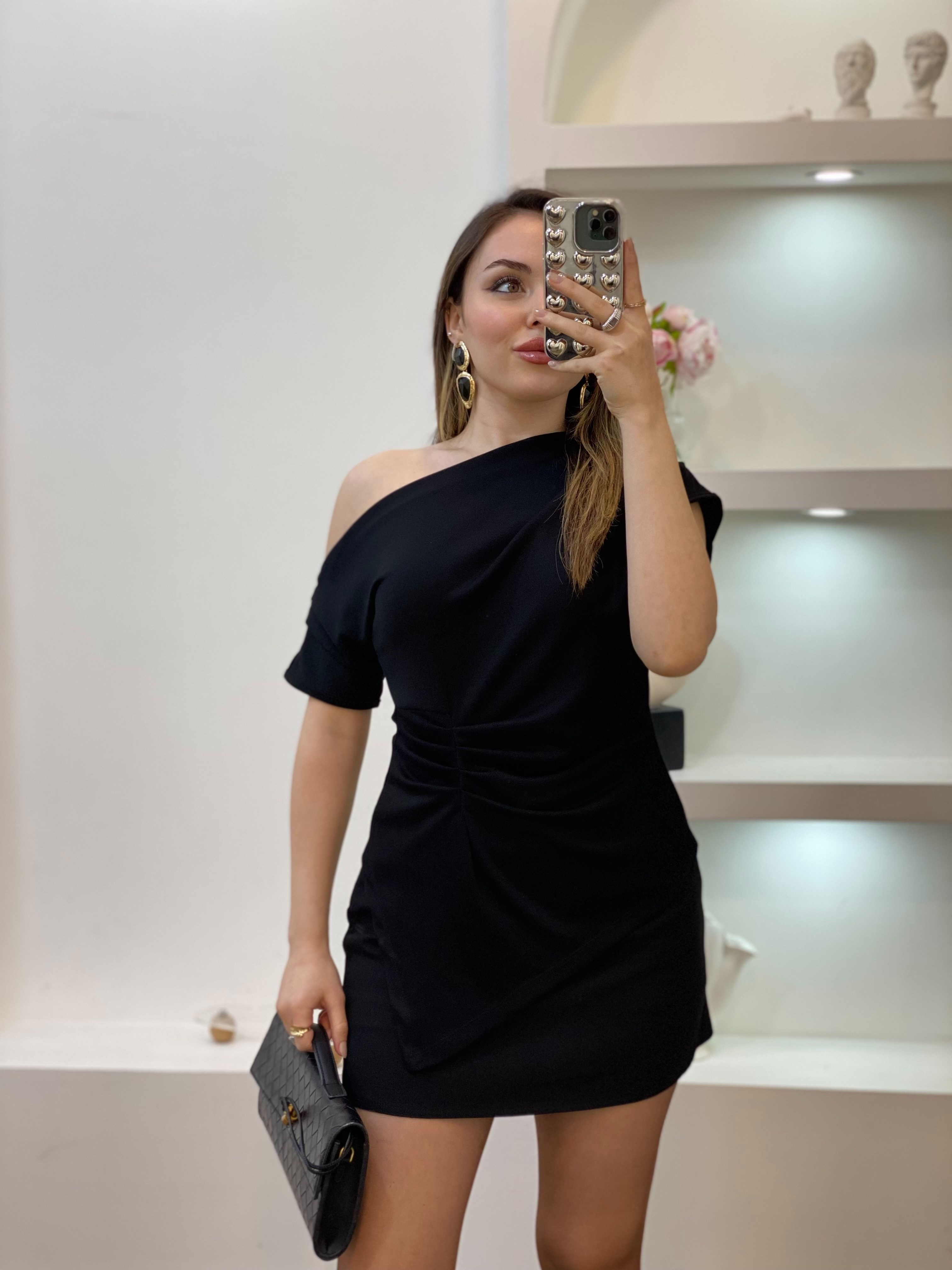 Siyah Asimetrik Yaka Büzgü Detaylı Modal Bluz