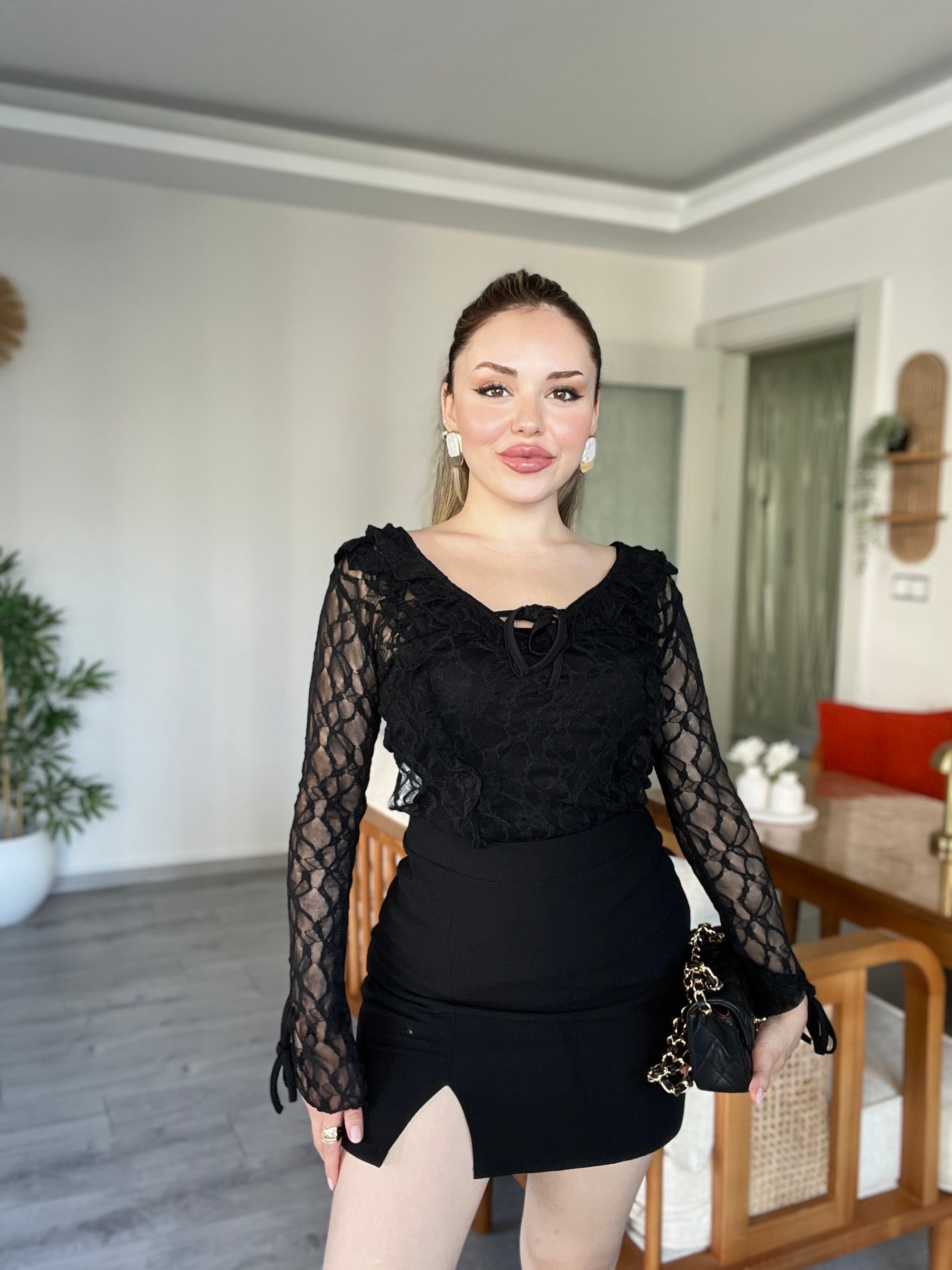 Siyah Bağlama Detaylı Dantel  Bluz