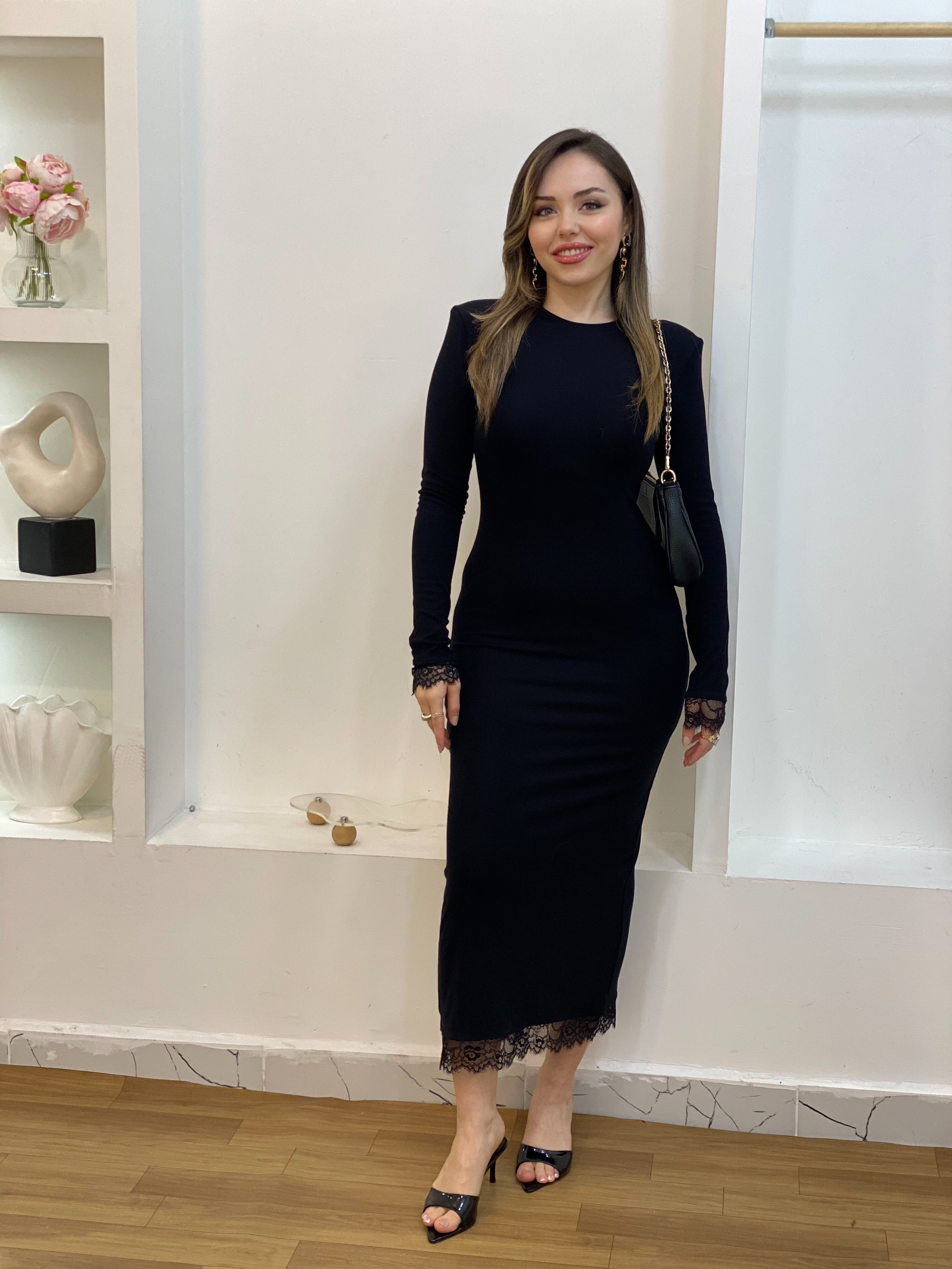 Siyah Dantel Detaylı Elbise