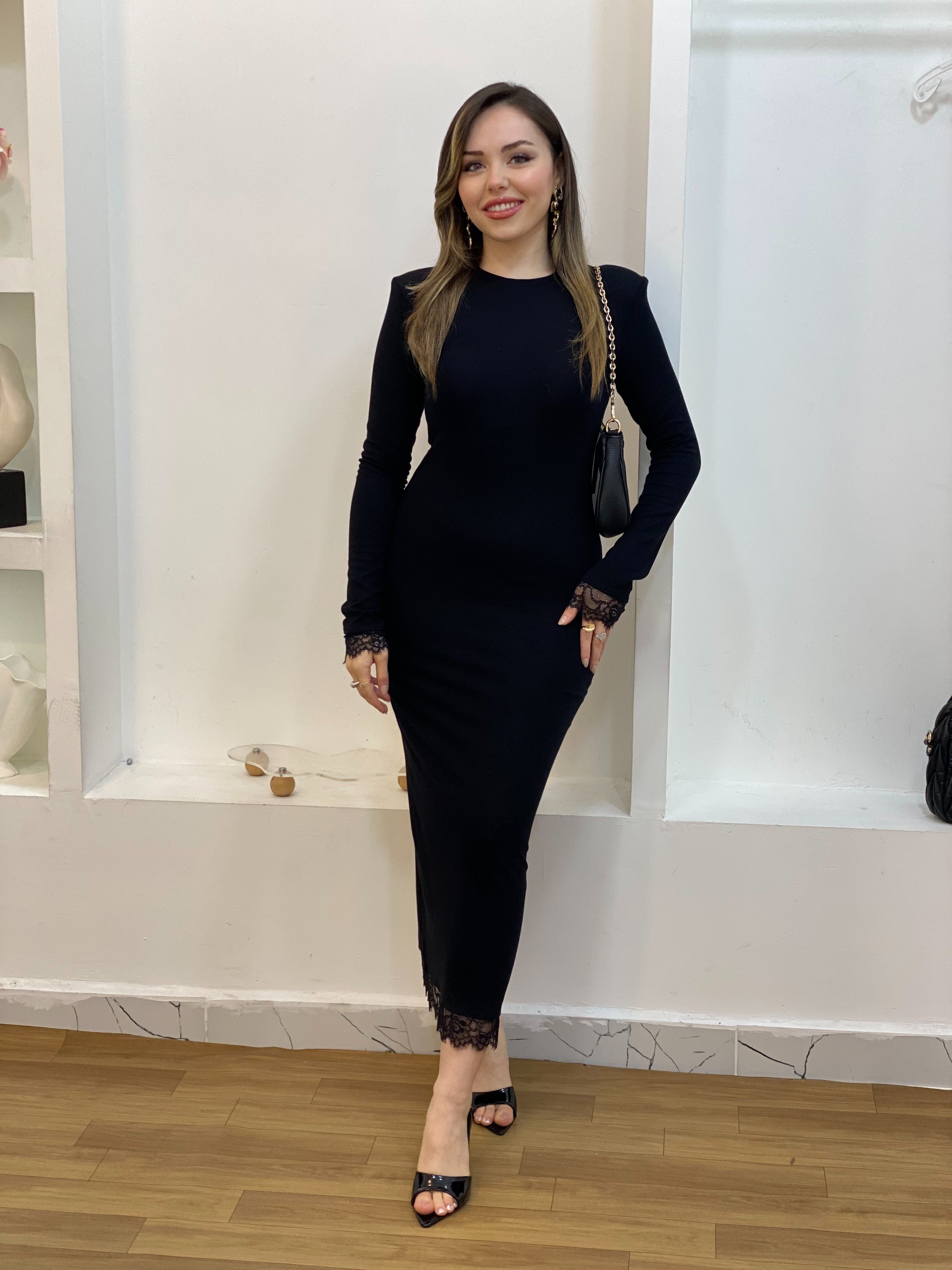 Siyah Dantel Detaylı Elbise