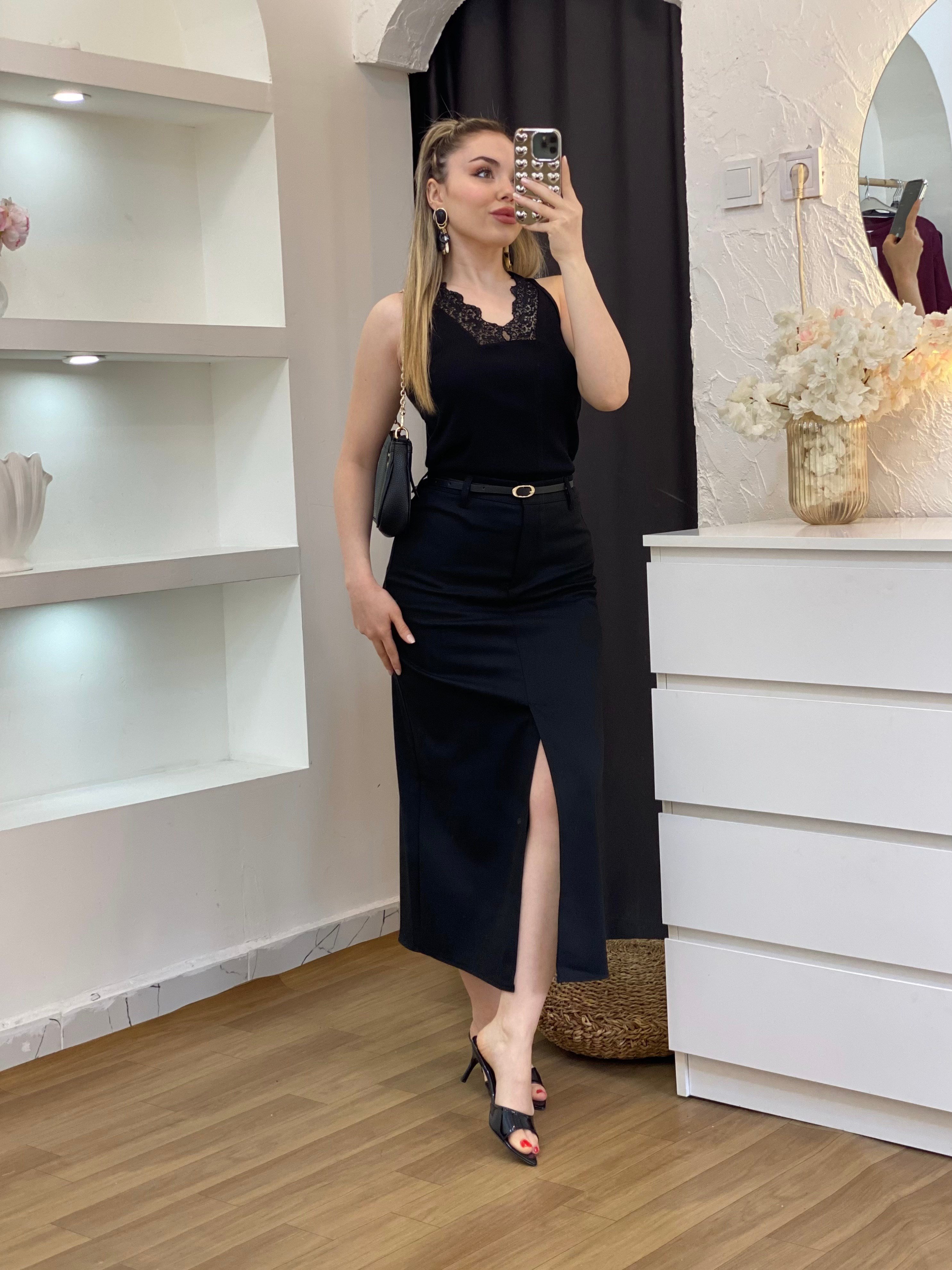 Siyah Dantel Yaka Detaylı Body