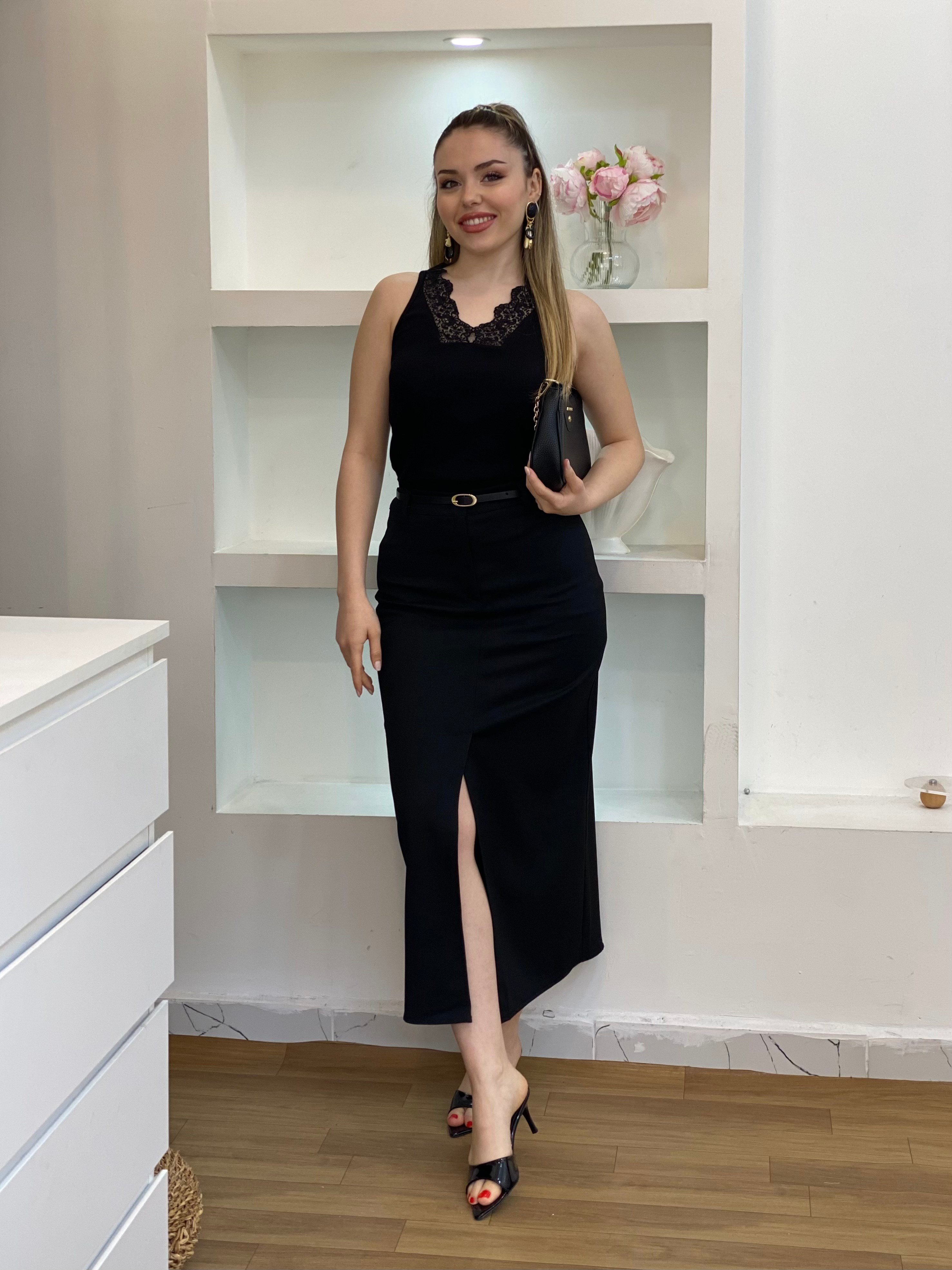 Siyah Dantel Yaka Detaylı Body