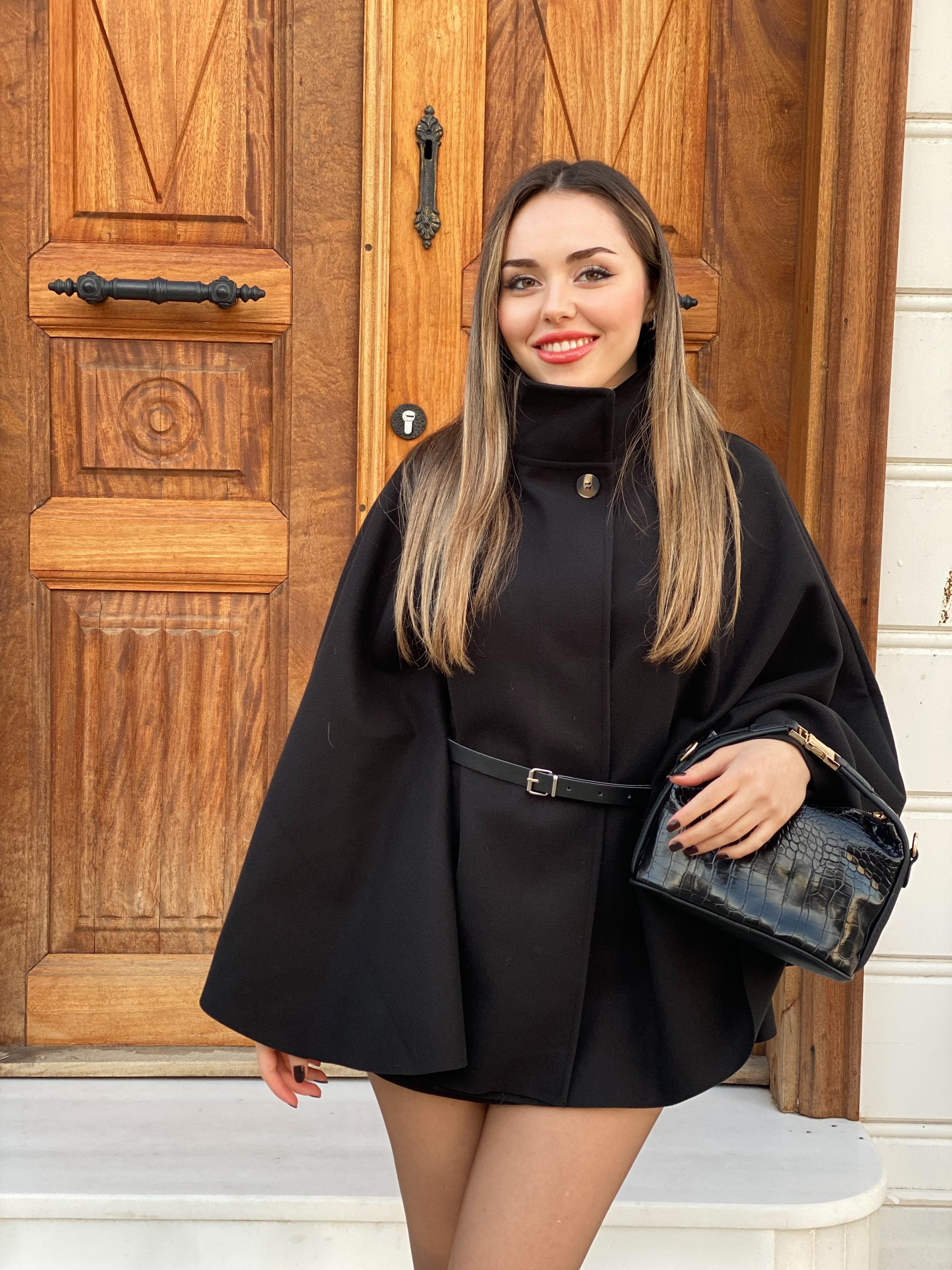 Siyah Dik Yaka Kemerli Kaşe Panço