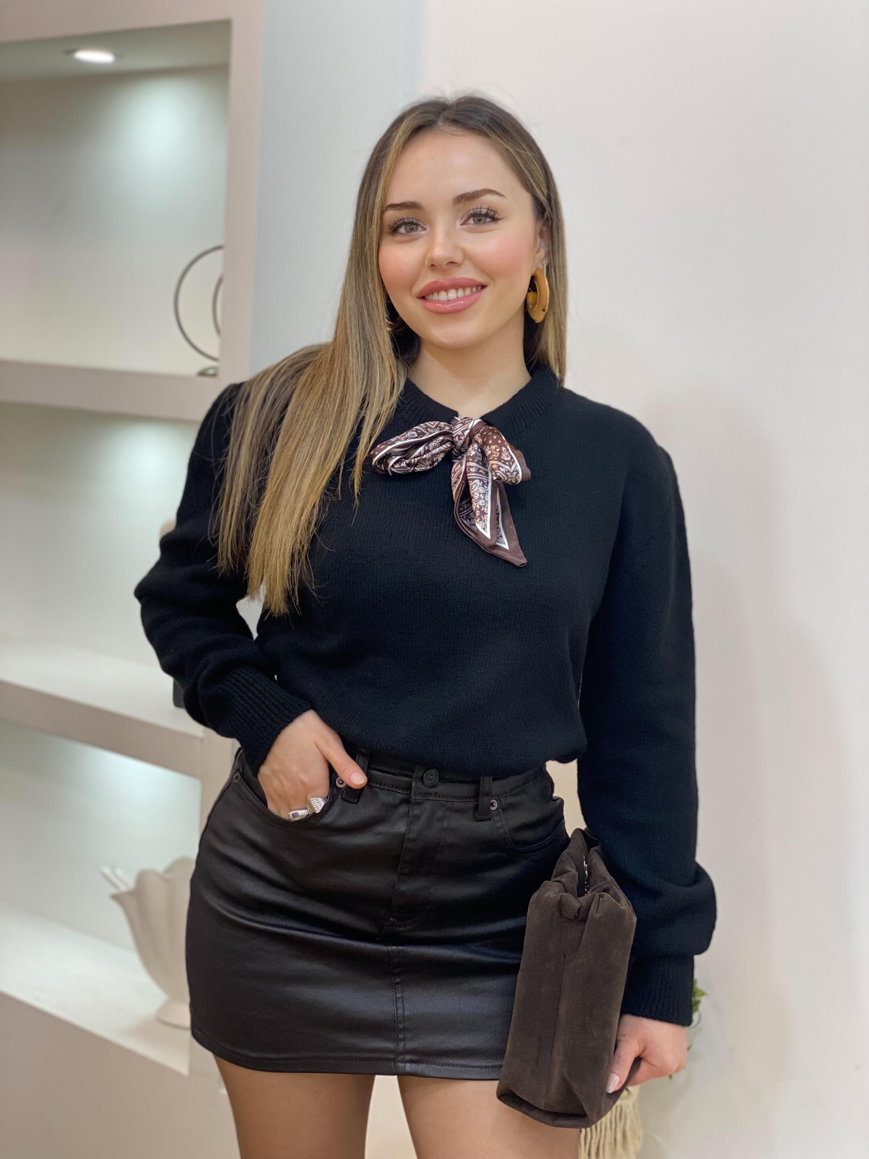 Siyah Fularlı Kazak