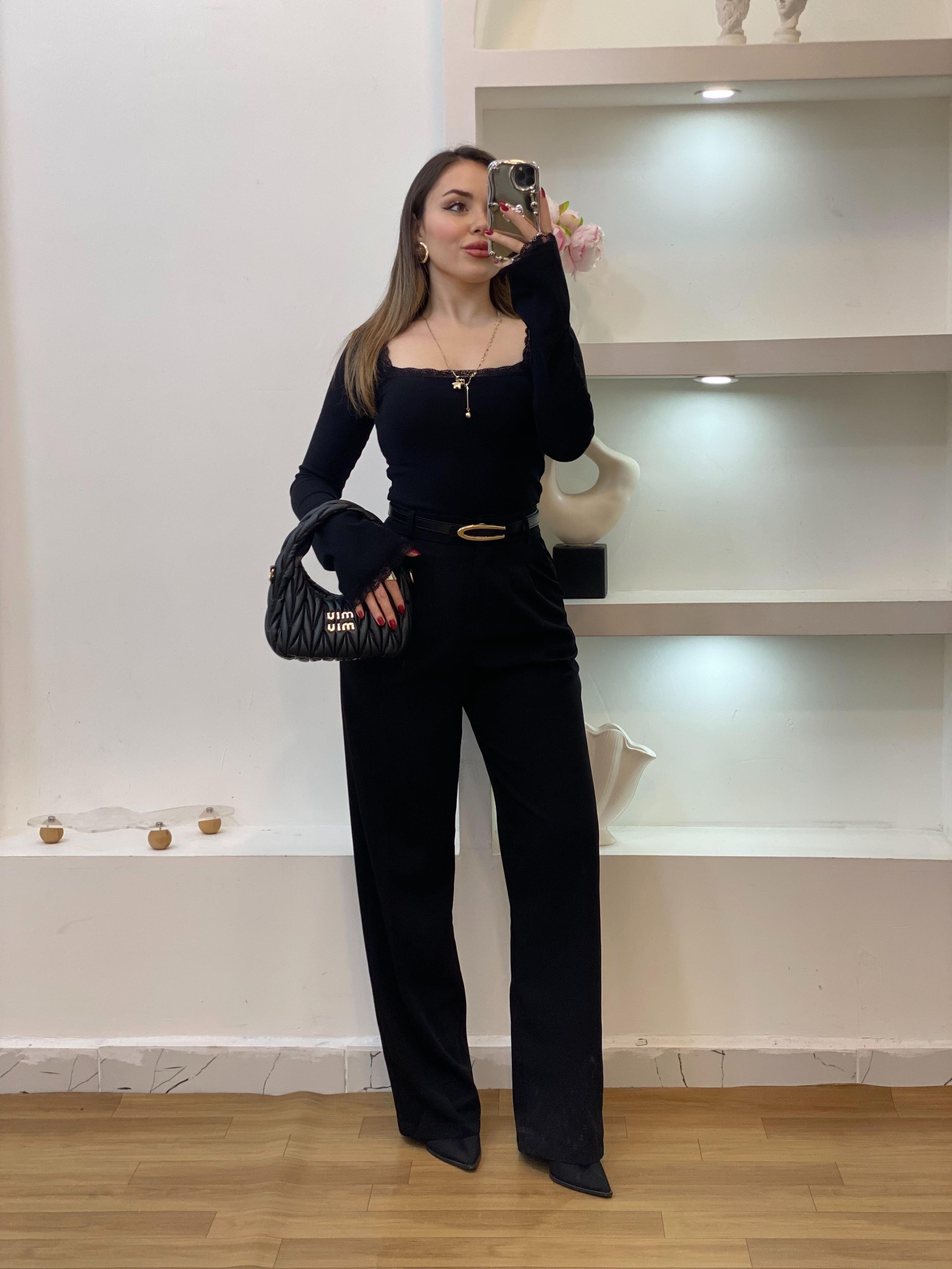 Siyah Geniş Yaka Dantel Detaylı Bluz 
