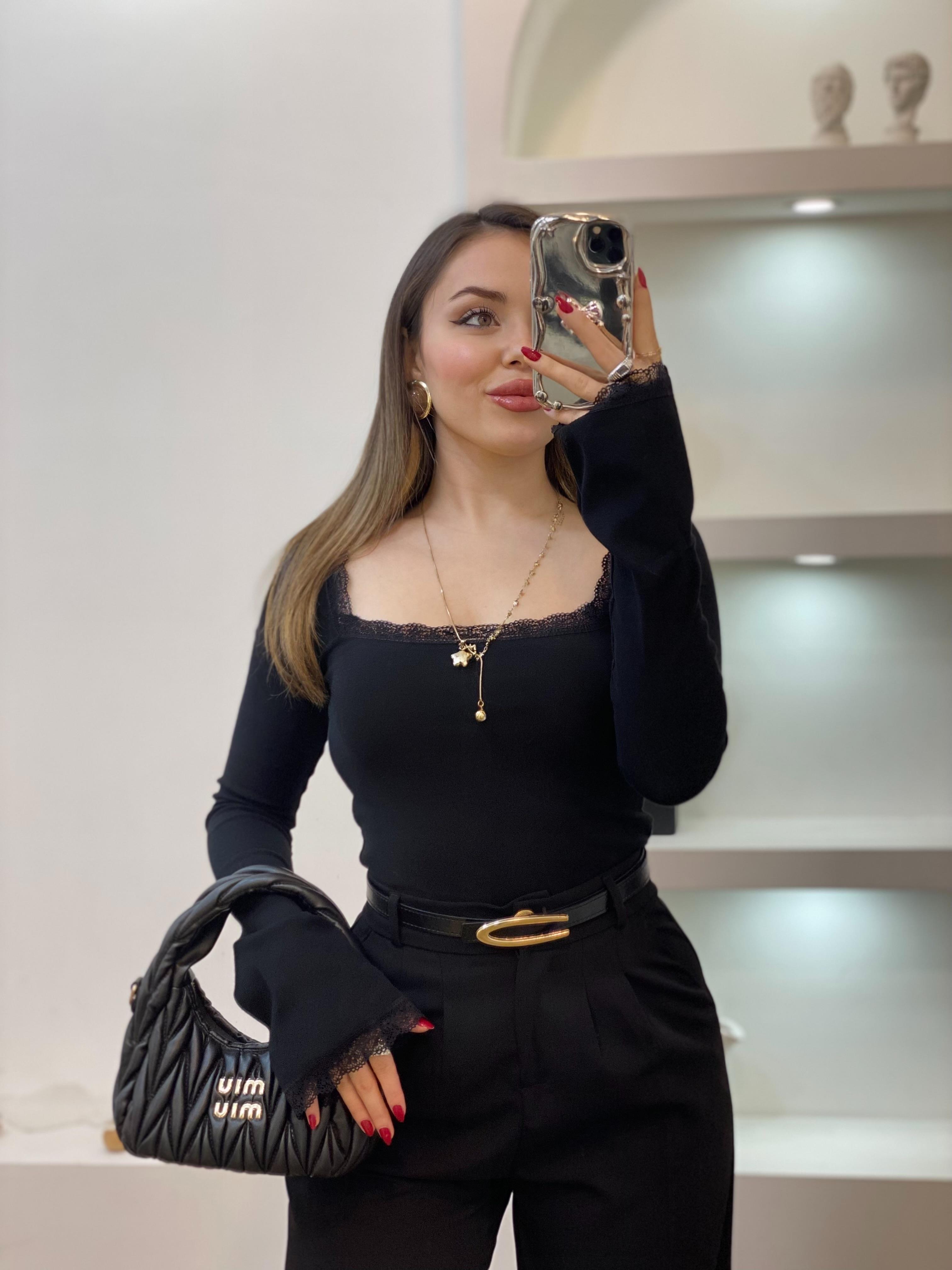 Siyah Geniş Yaka Dantel Detaylı Bluz 