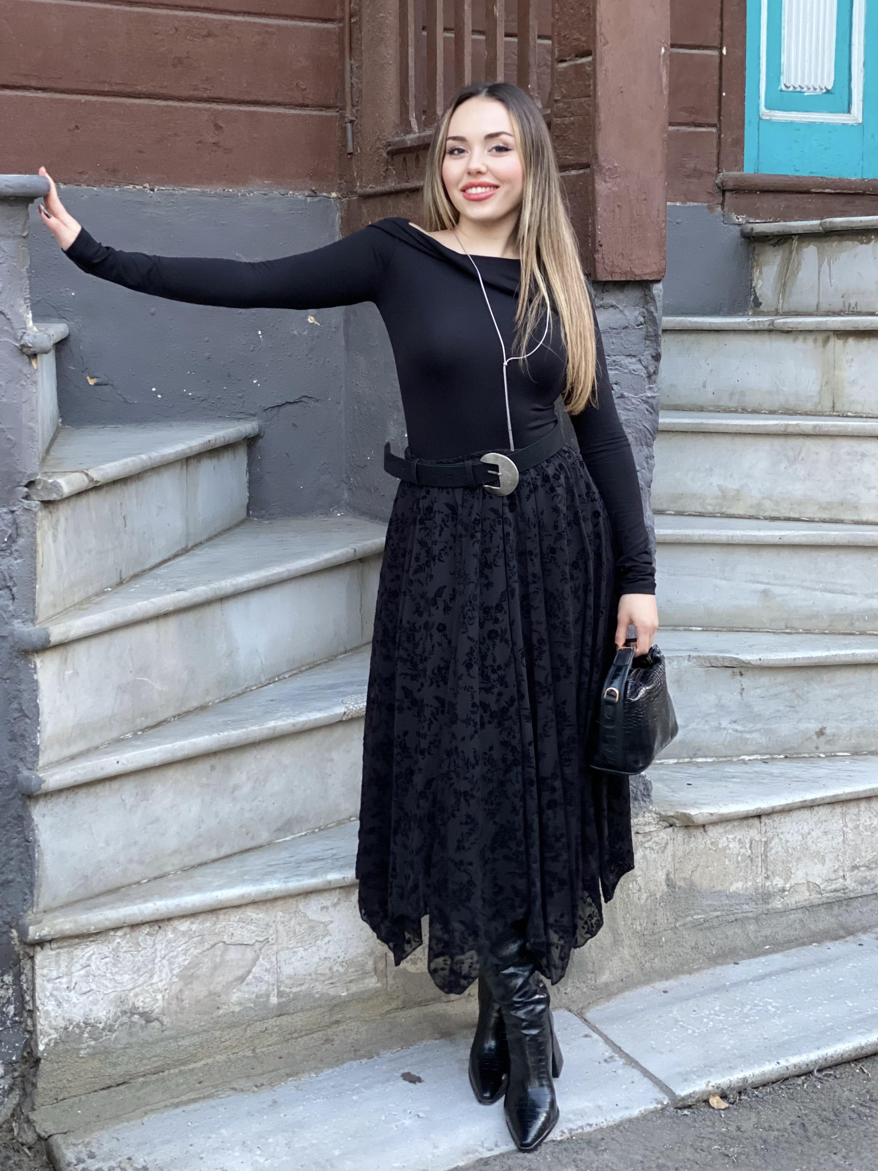 Siyah Kabartma Desenli Etek