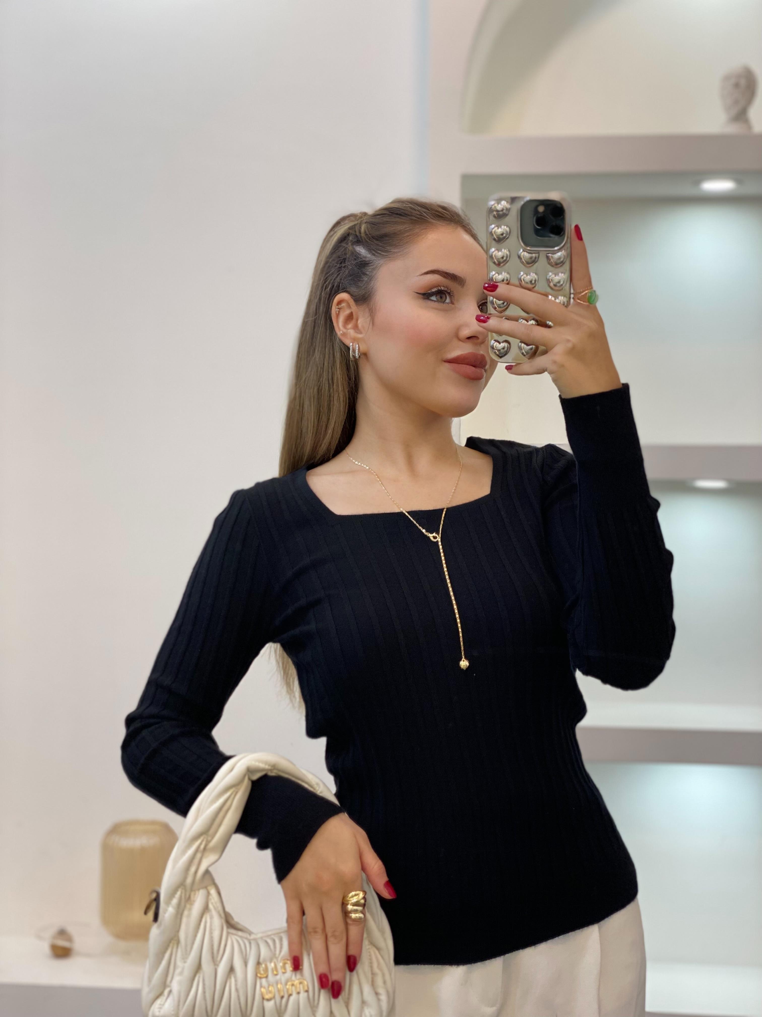 Siyah Kare Yaka Yumoş Dokulu Triko Bluz