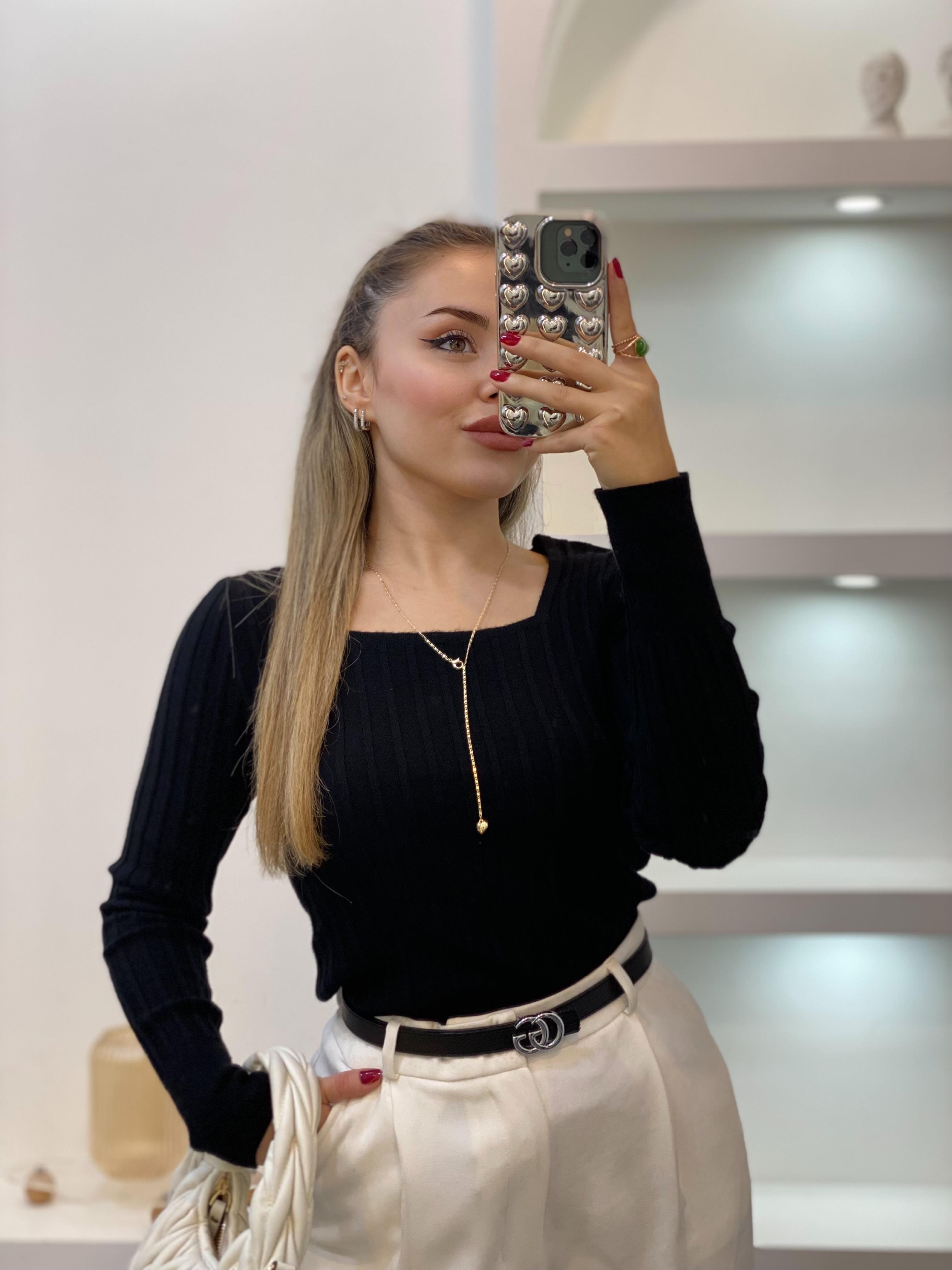 Siyah Kare Yaka Yumoş Dokulu Triko Bluz